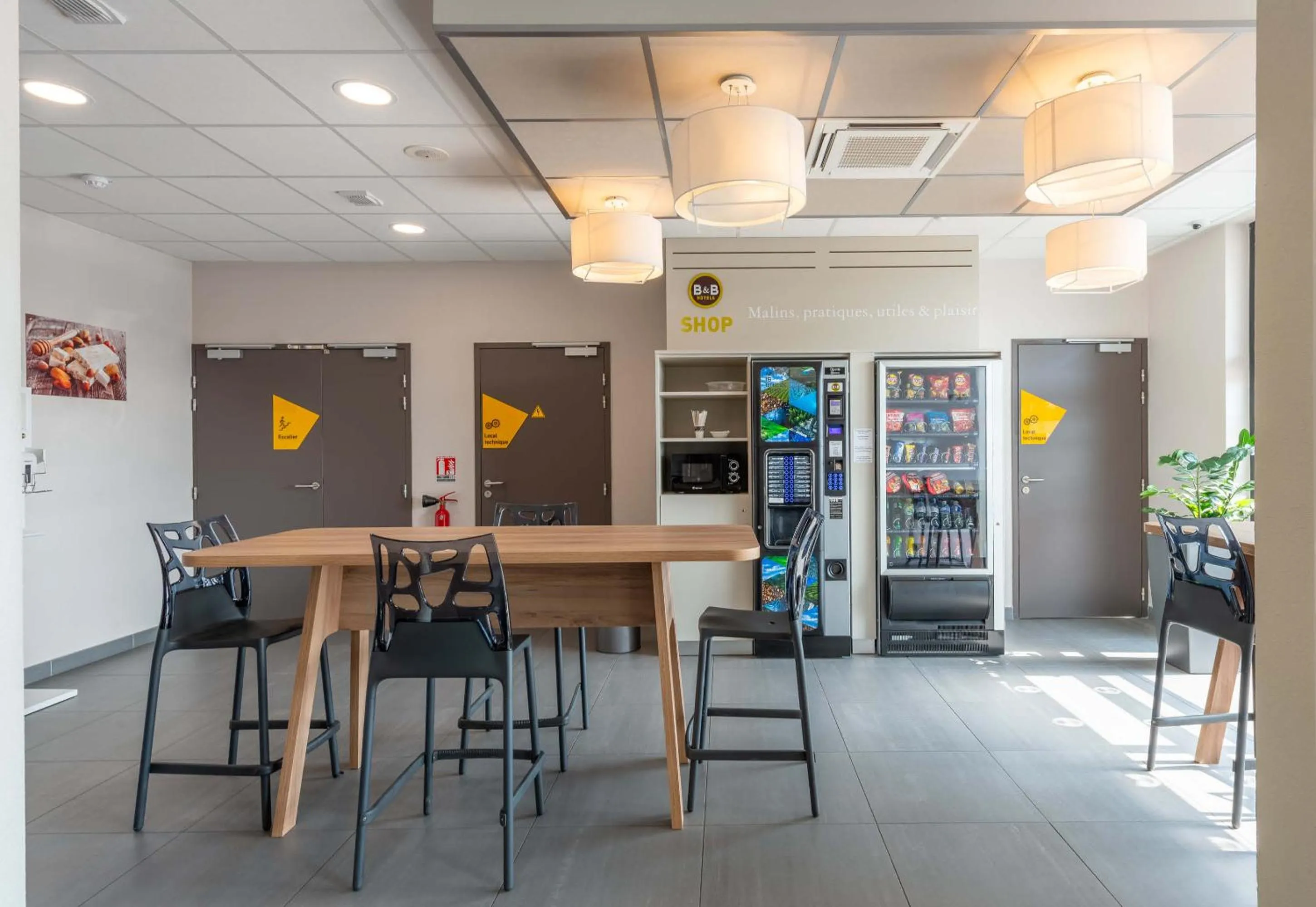 Dining area in B&B HOTEL Montélimar Sud