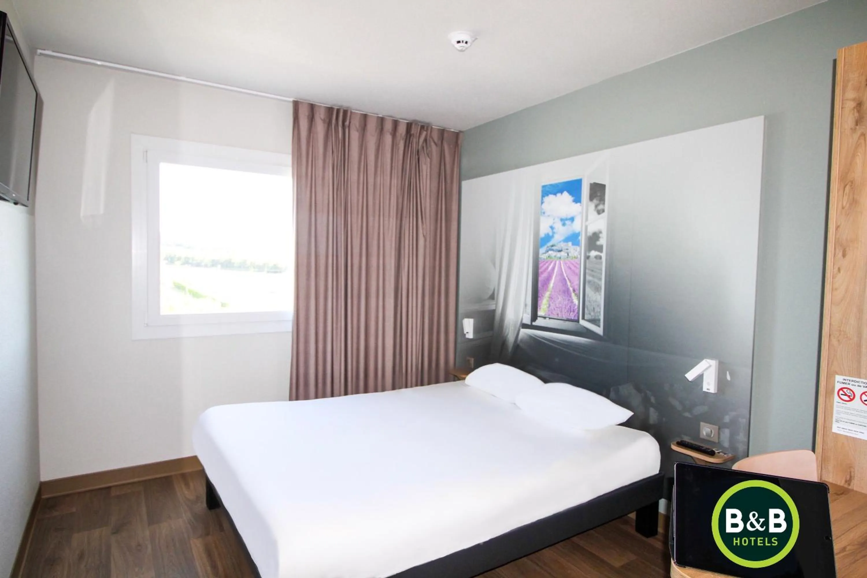 Photo of the whole room, Bed in B&B HOTEL Montélimar Sud