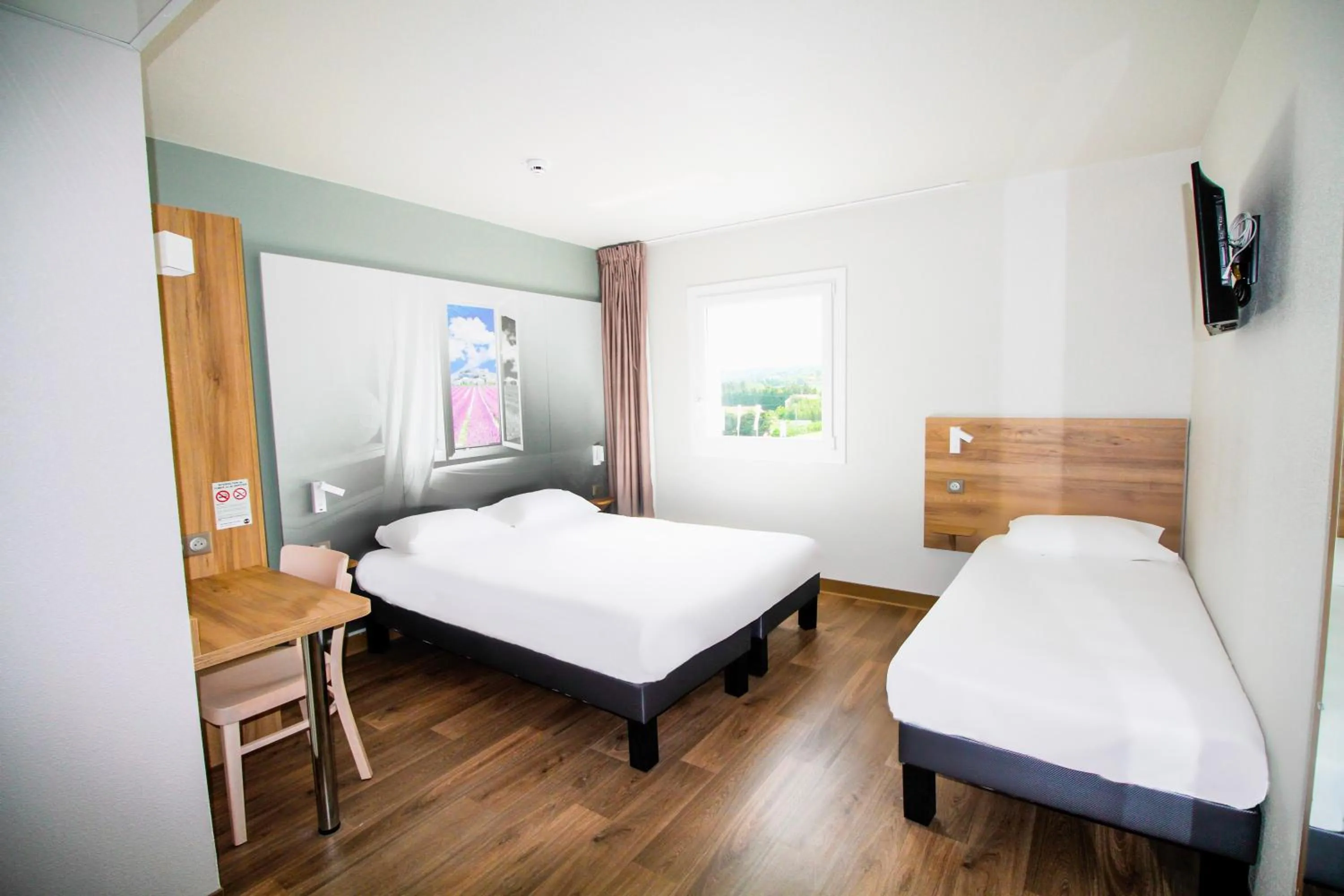 Bed in B&B HOTEL Montélimar Sud