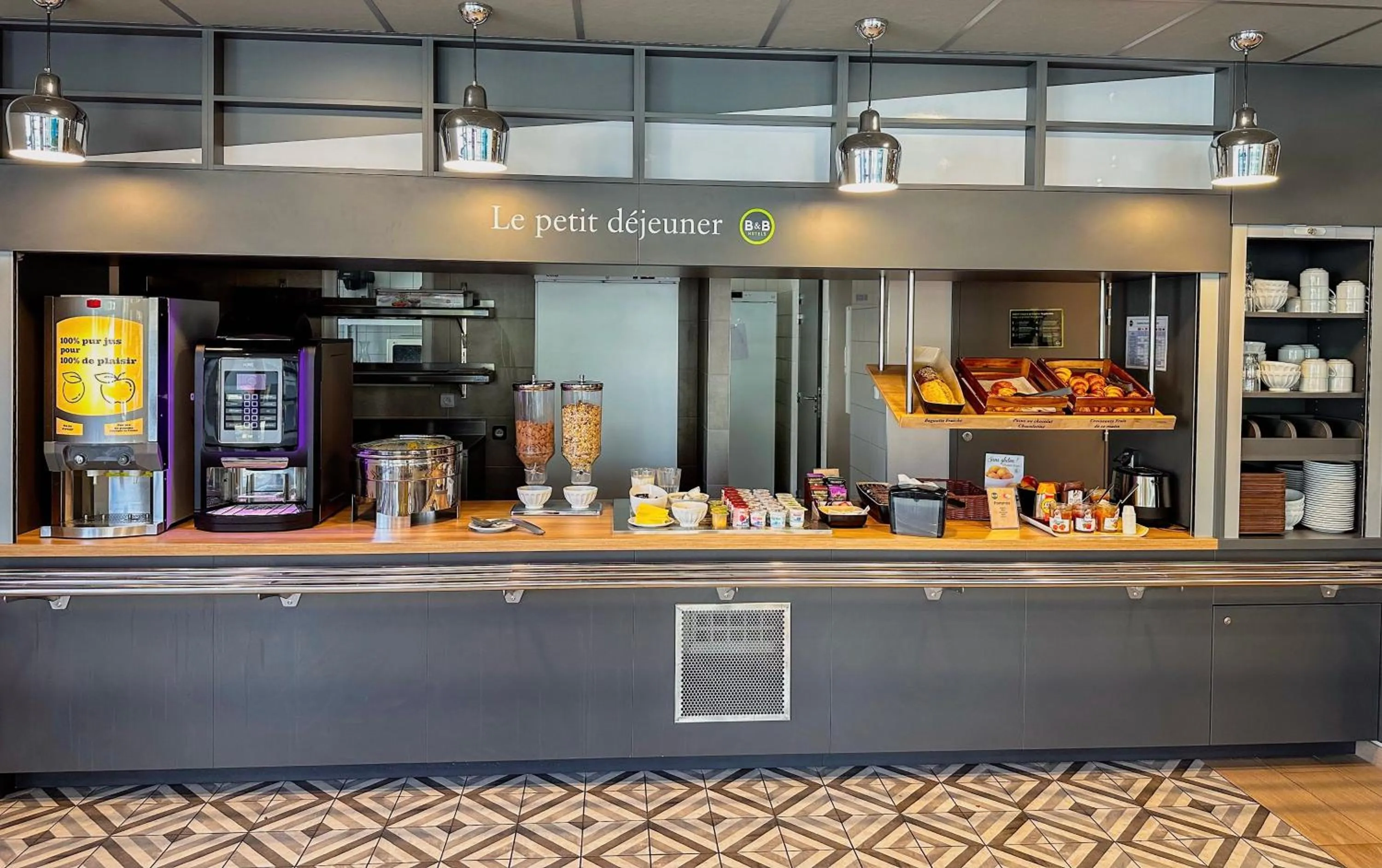 Breakfast in B&B HOTEL Montélimar Sud