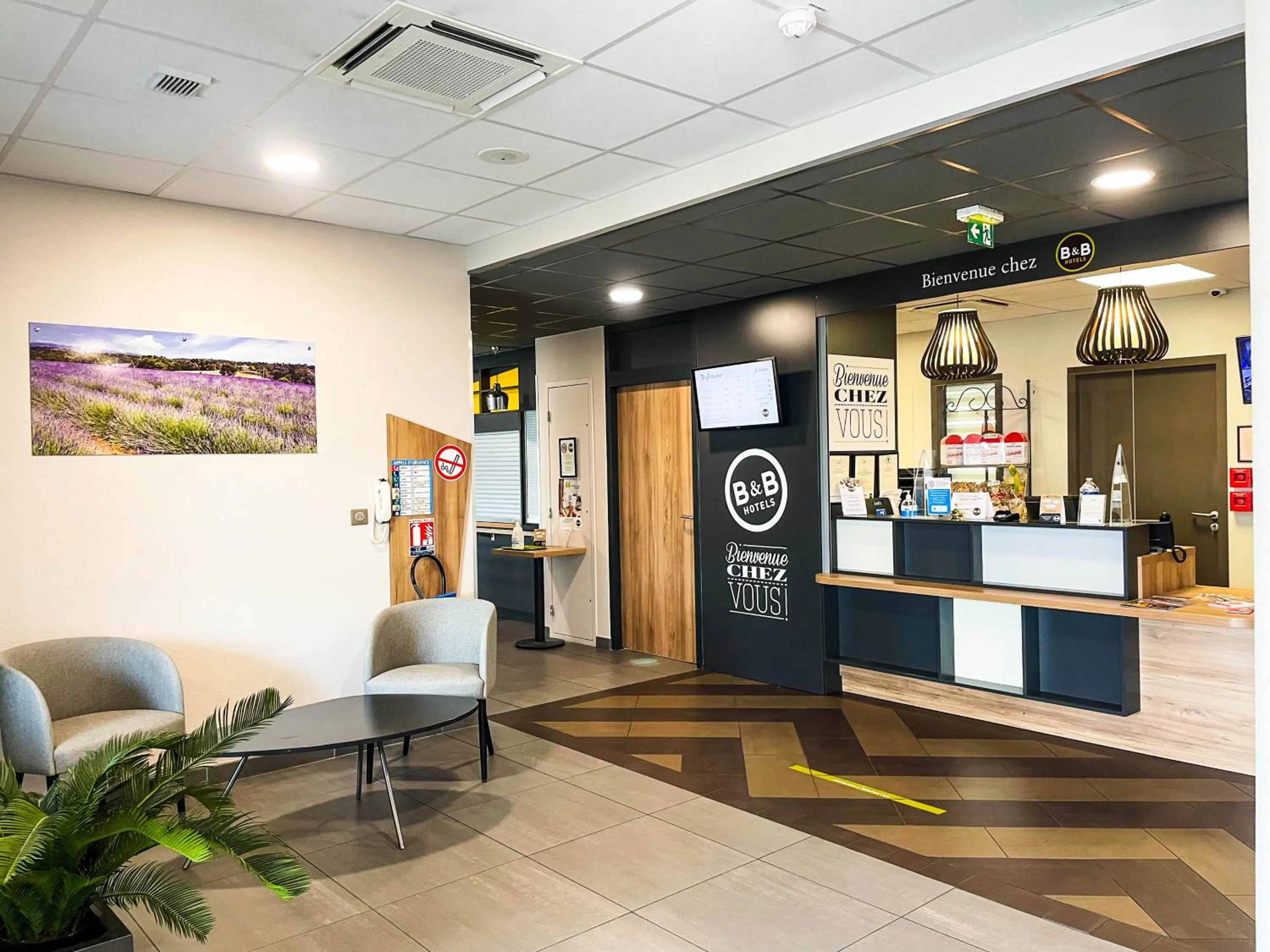 Lobby or reception in B&B HOTEL Montélimar Sud