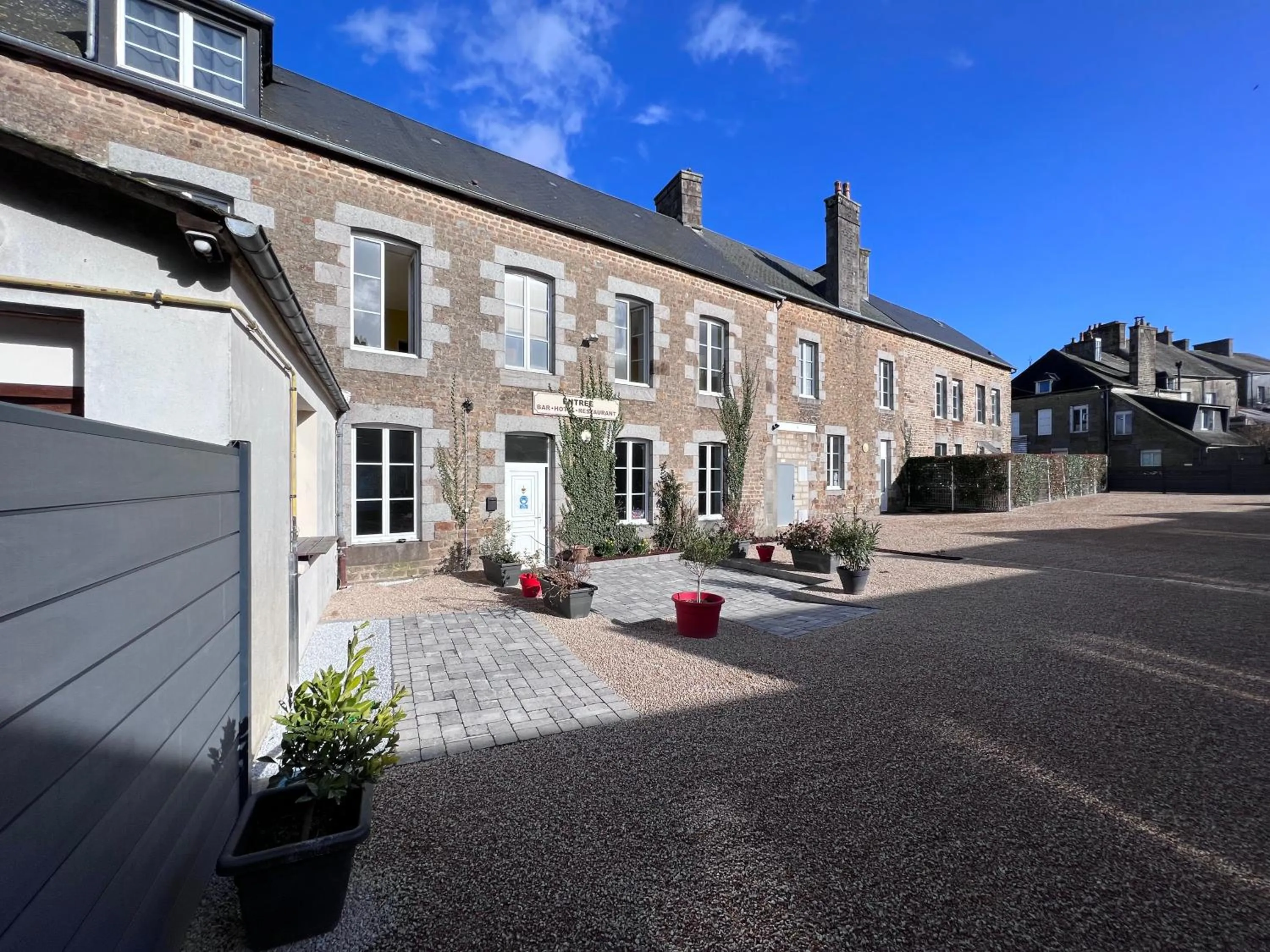 Facade/entrance in Au Père Tranquille