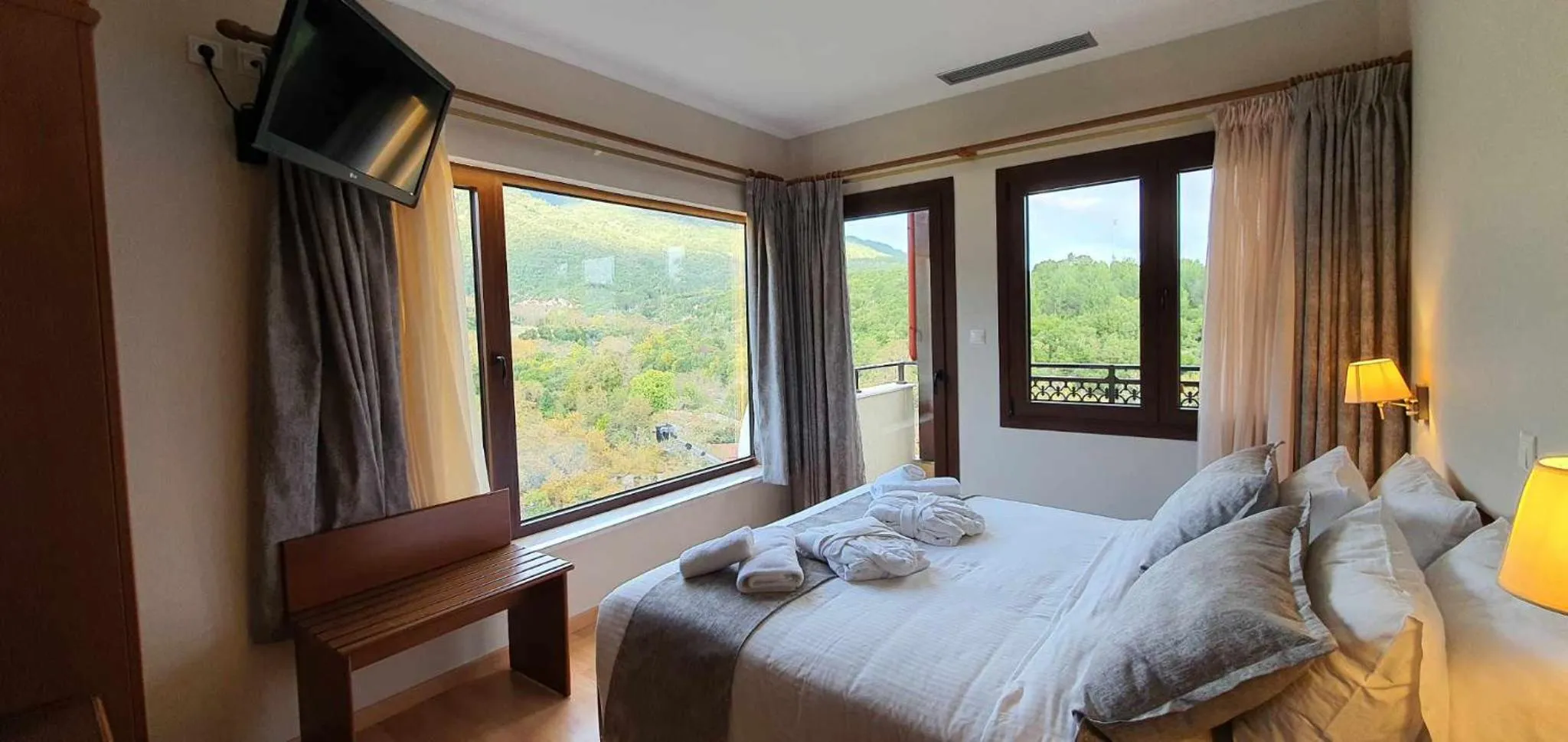 Bed in Xenios Dias Boutique Hotel