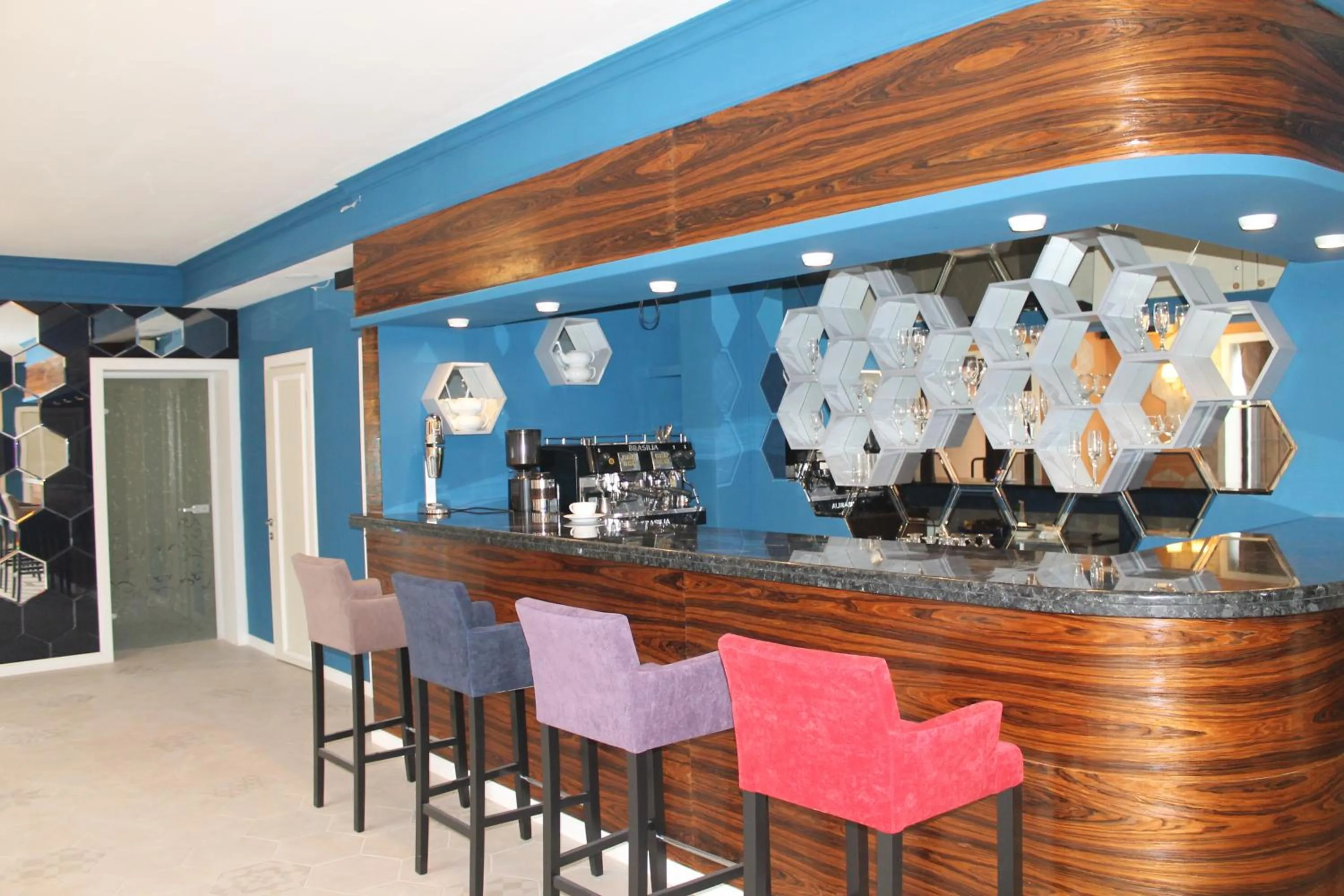 Restaurant/places to eat in Non-stop hotel