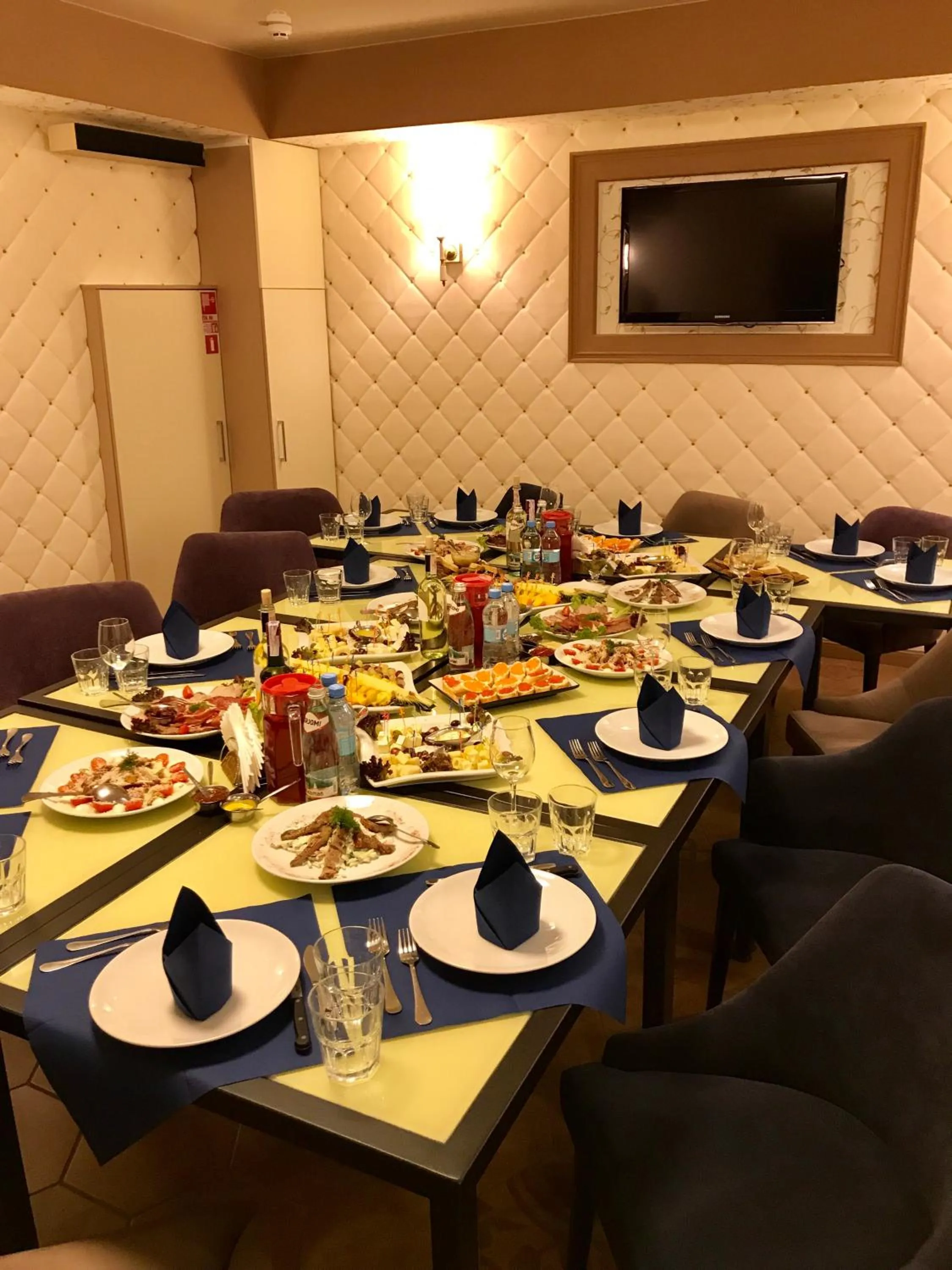 Food and drinks in Non-stop hotel