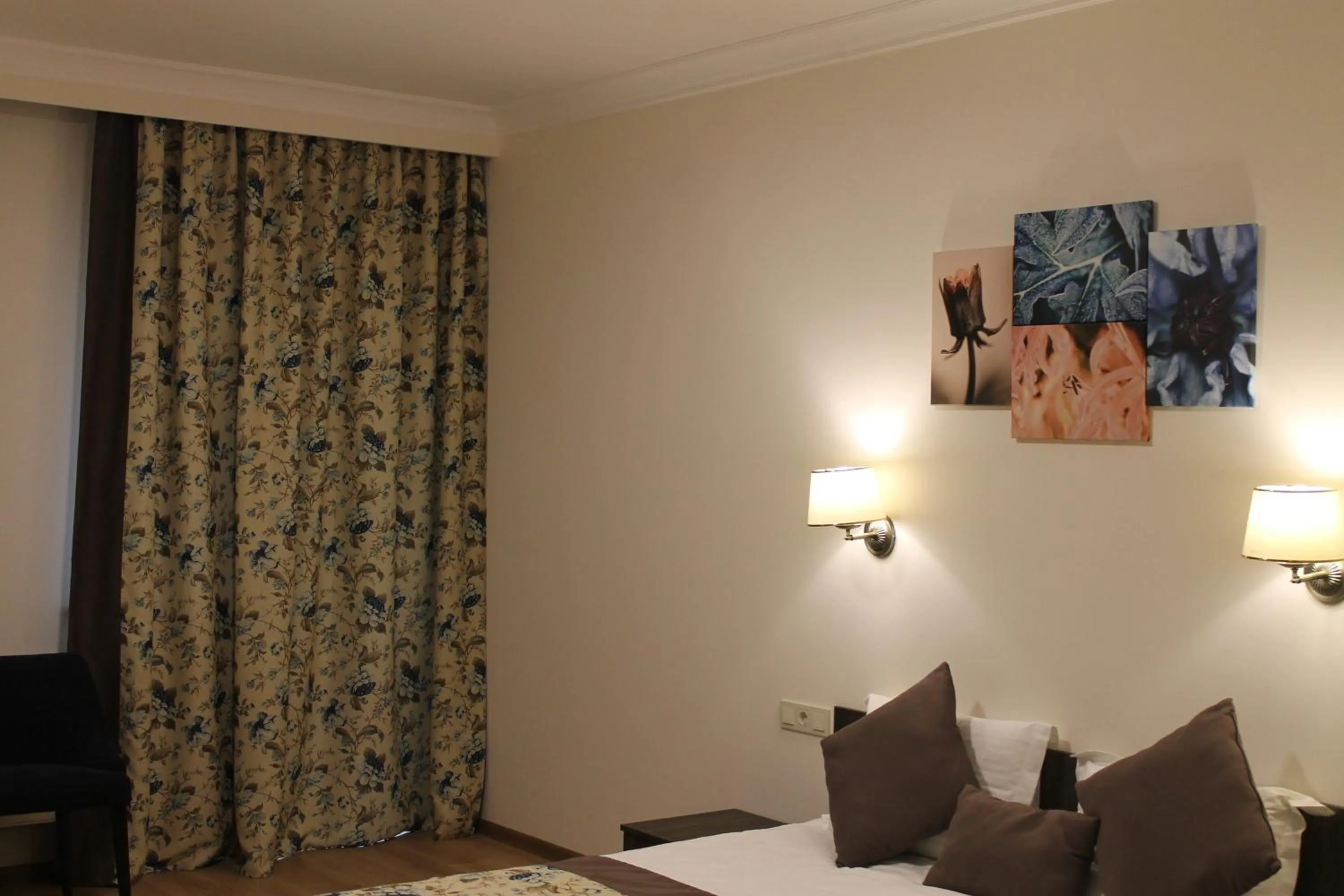 Decorative detail in Non-stop hotel