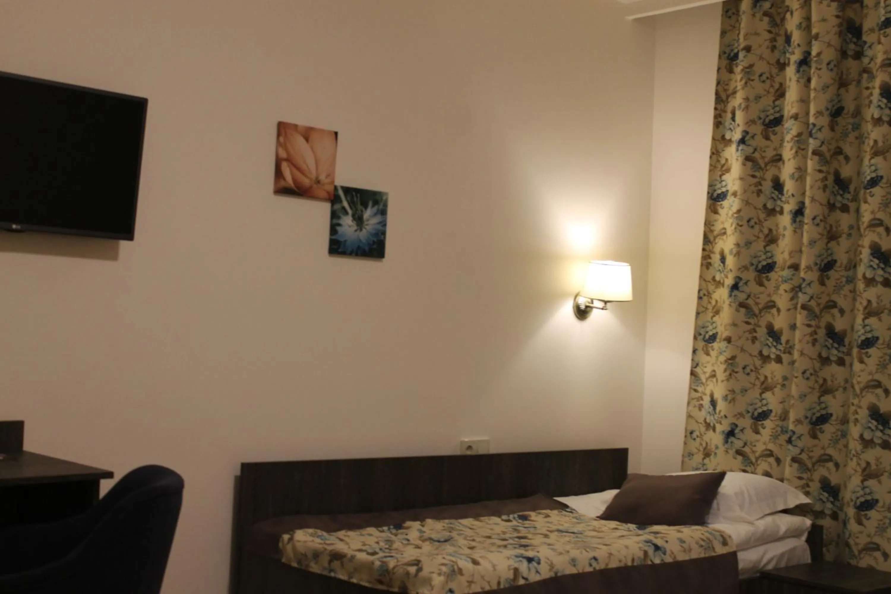 Photo of the whole room, Bed in Non-stop hotel