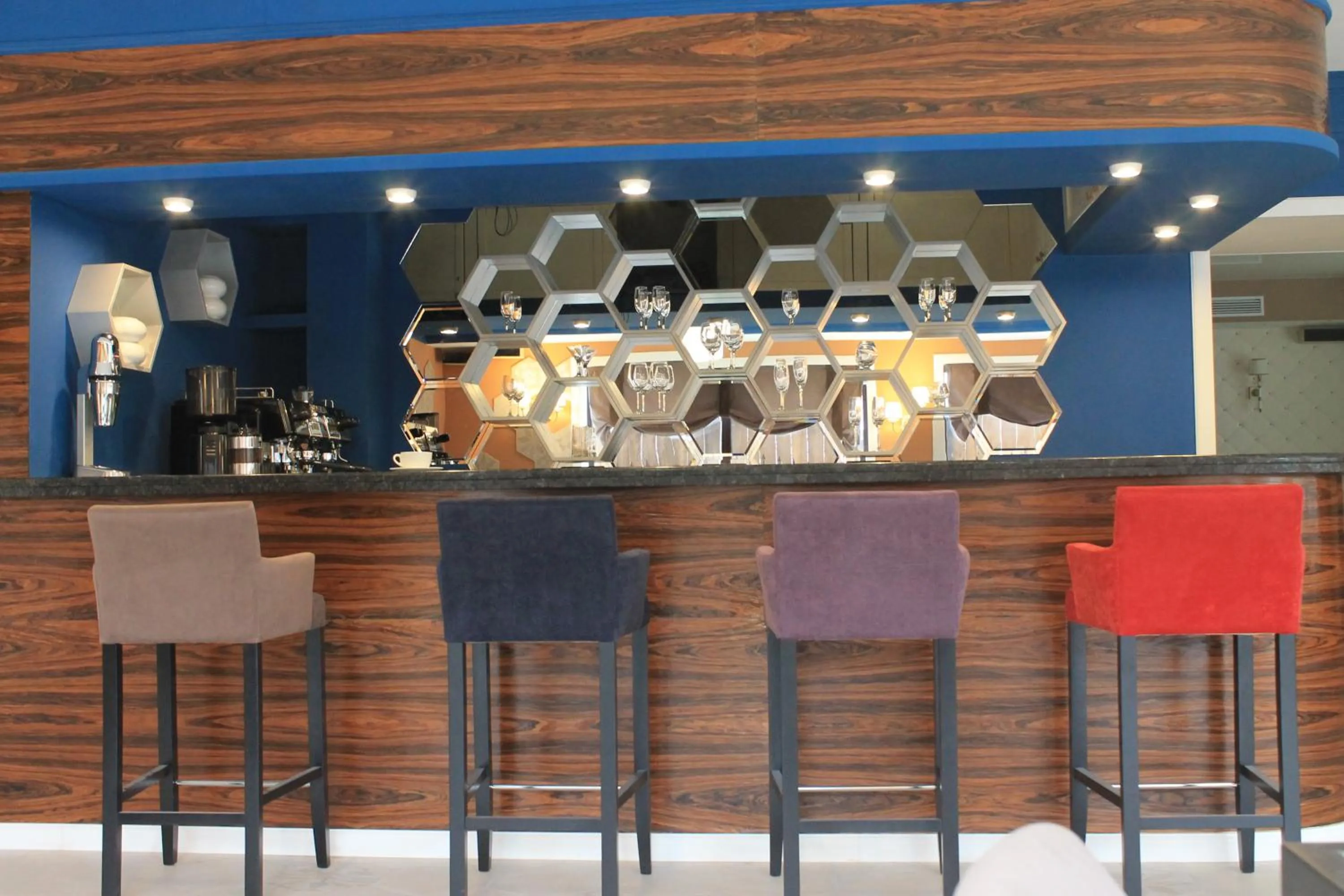 Restaurant/places to eat in Non-stop hotel