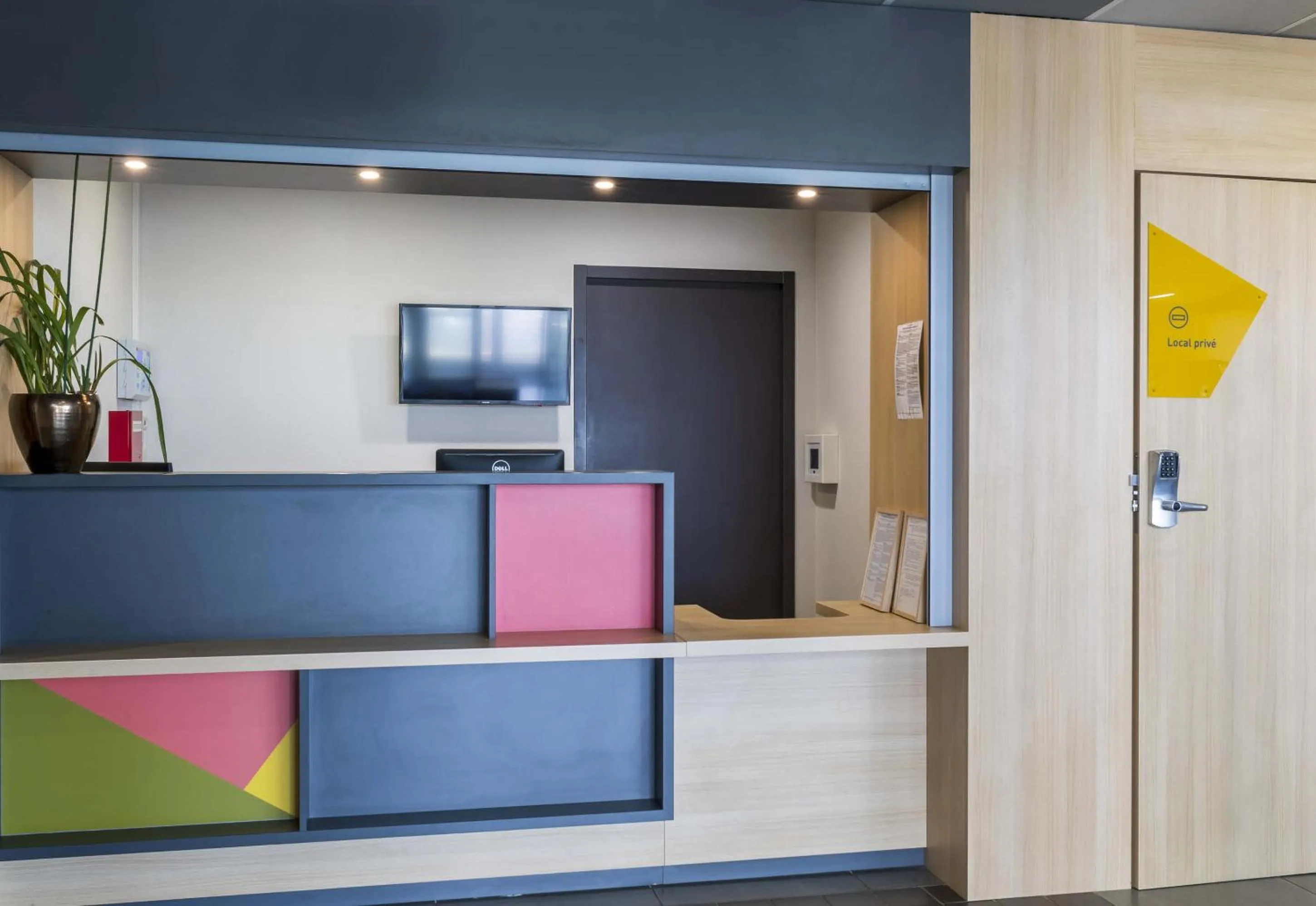 Lobby or reception in B&B HOTEL Montargis-Amilly