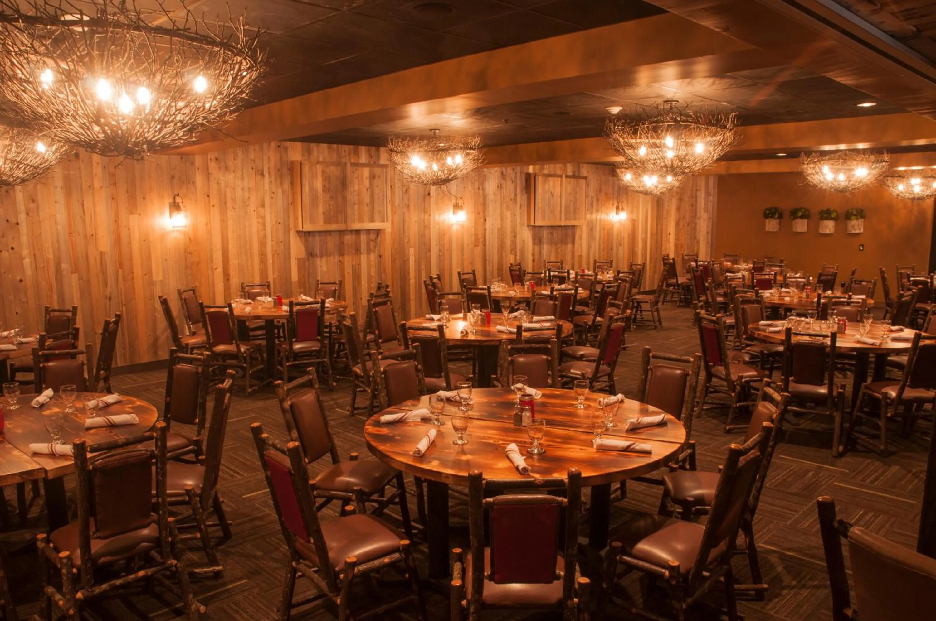 Restaurant/places to eat in Grand Summit Hotel