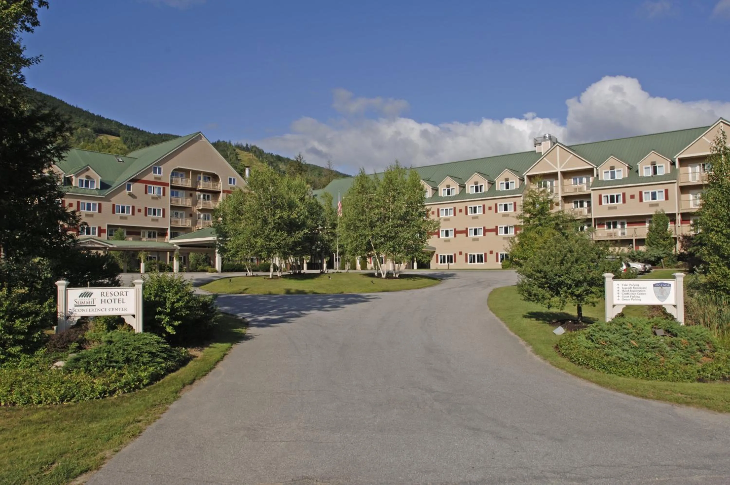 Facade/entrance in Grand Summit Hotel