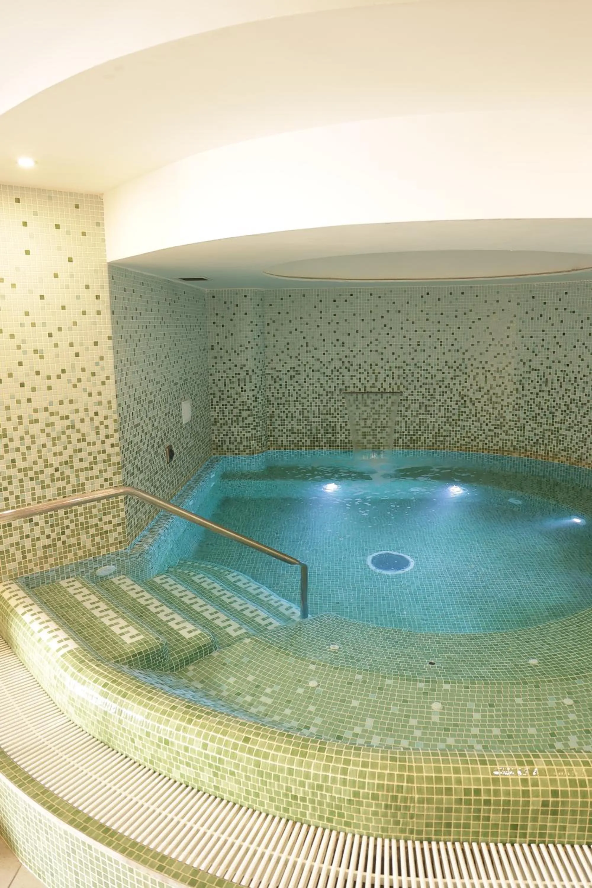 Hot Tub in Hotel Terme Oriente - Beach & SPA