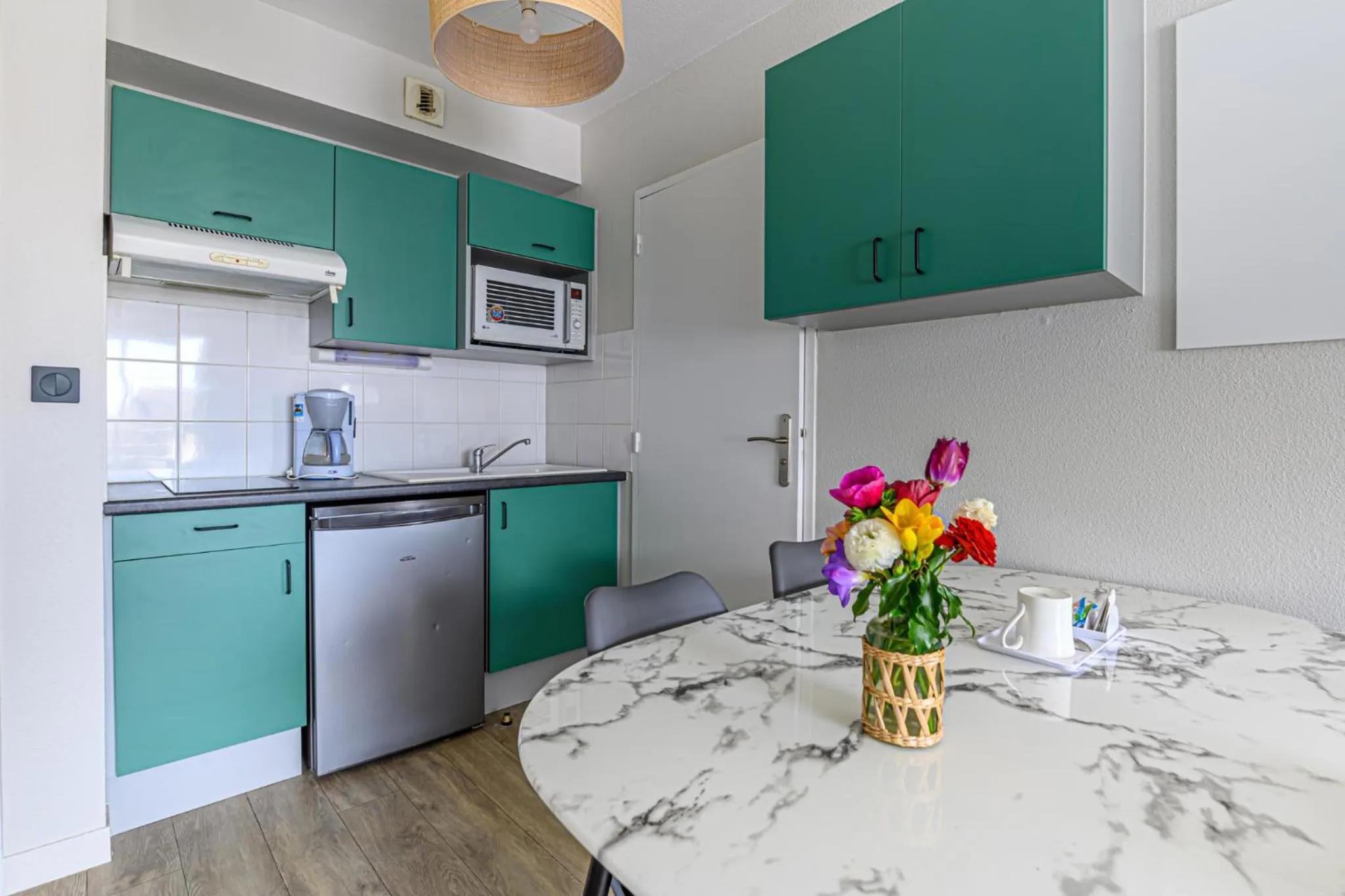 Kitchen or kitchenette in Appart Hôtel Le Liberté Vannes Centre-Ville