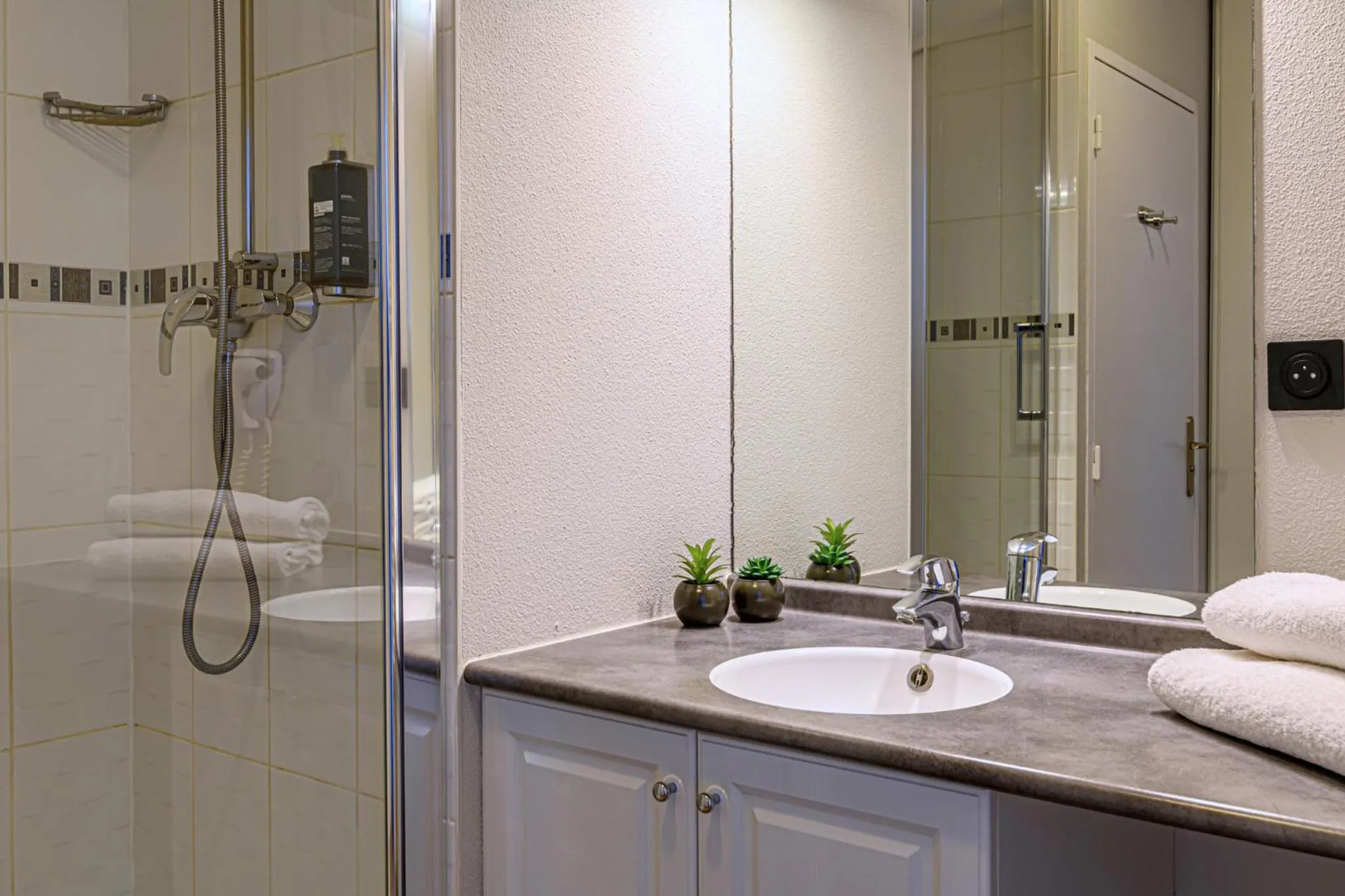 Shower in Appart Hôtel Le Liberté Vannes Centre-Ville