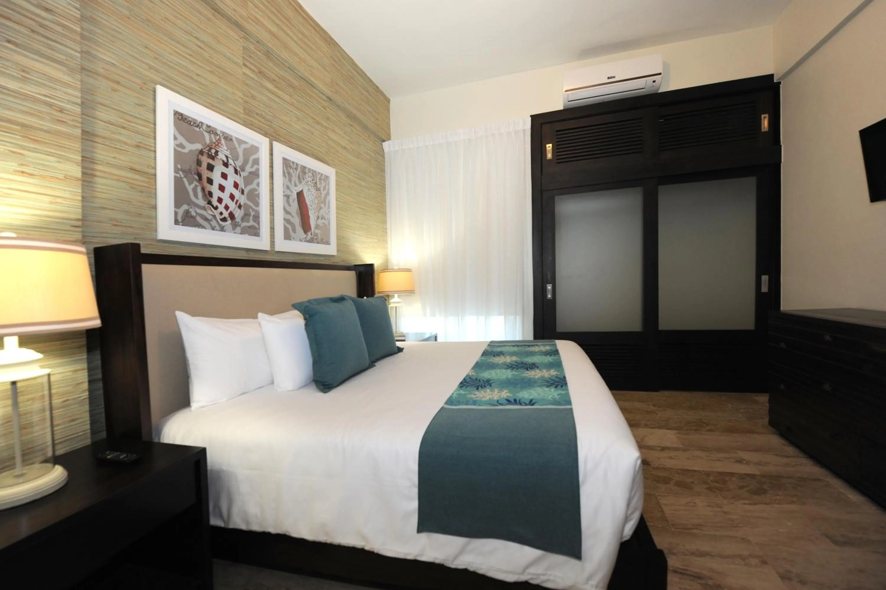 Photo of the whole room, Bed in Blue JackTar