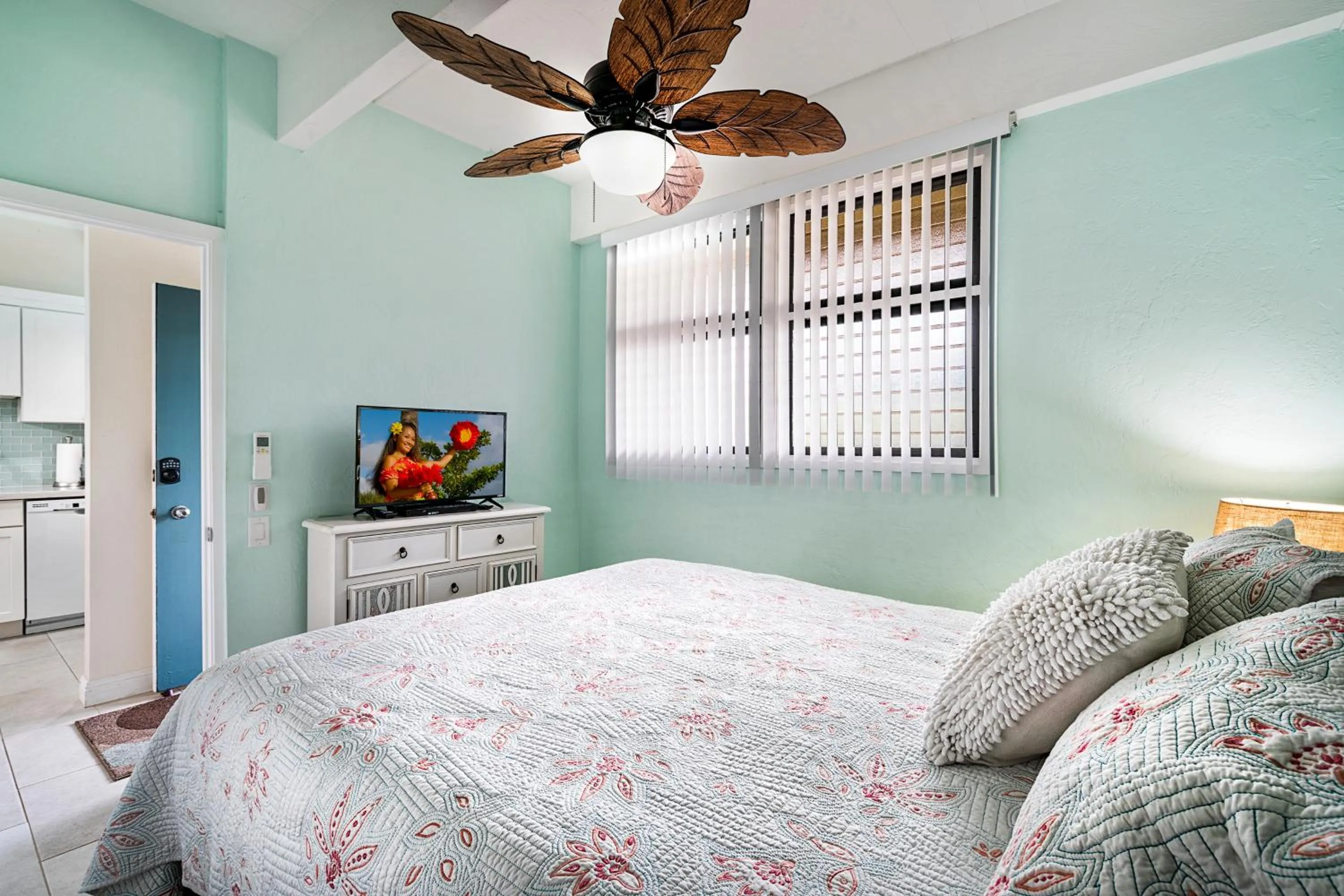 Bedroom, Bed in Oceanfront Luxury Condo