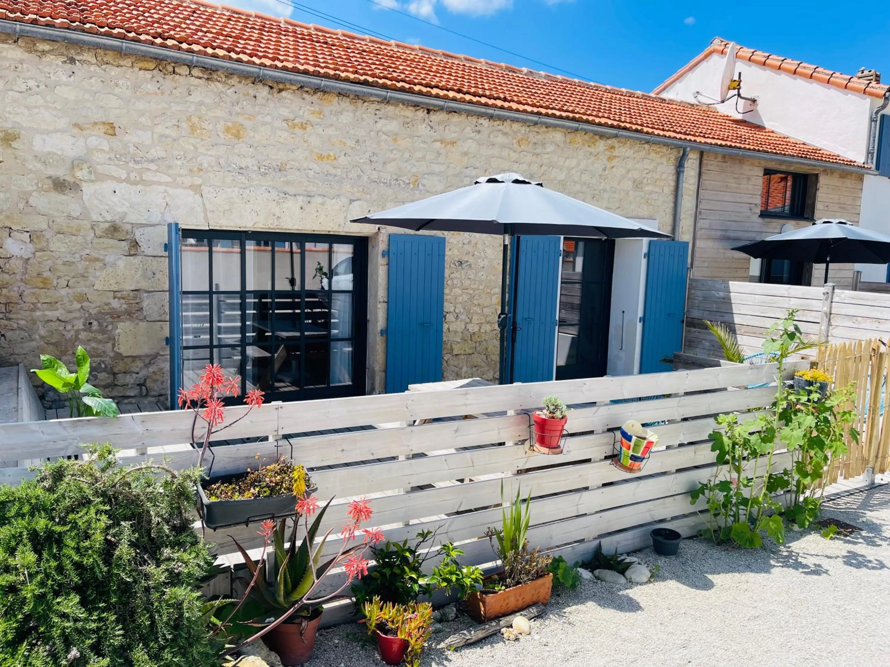 Balcony/Terrace in Clos des Aigrettes -6 Gîtes de charme et confort à 30m du Port de La Cotinière