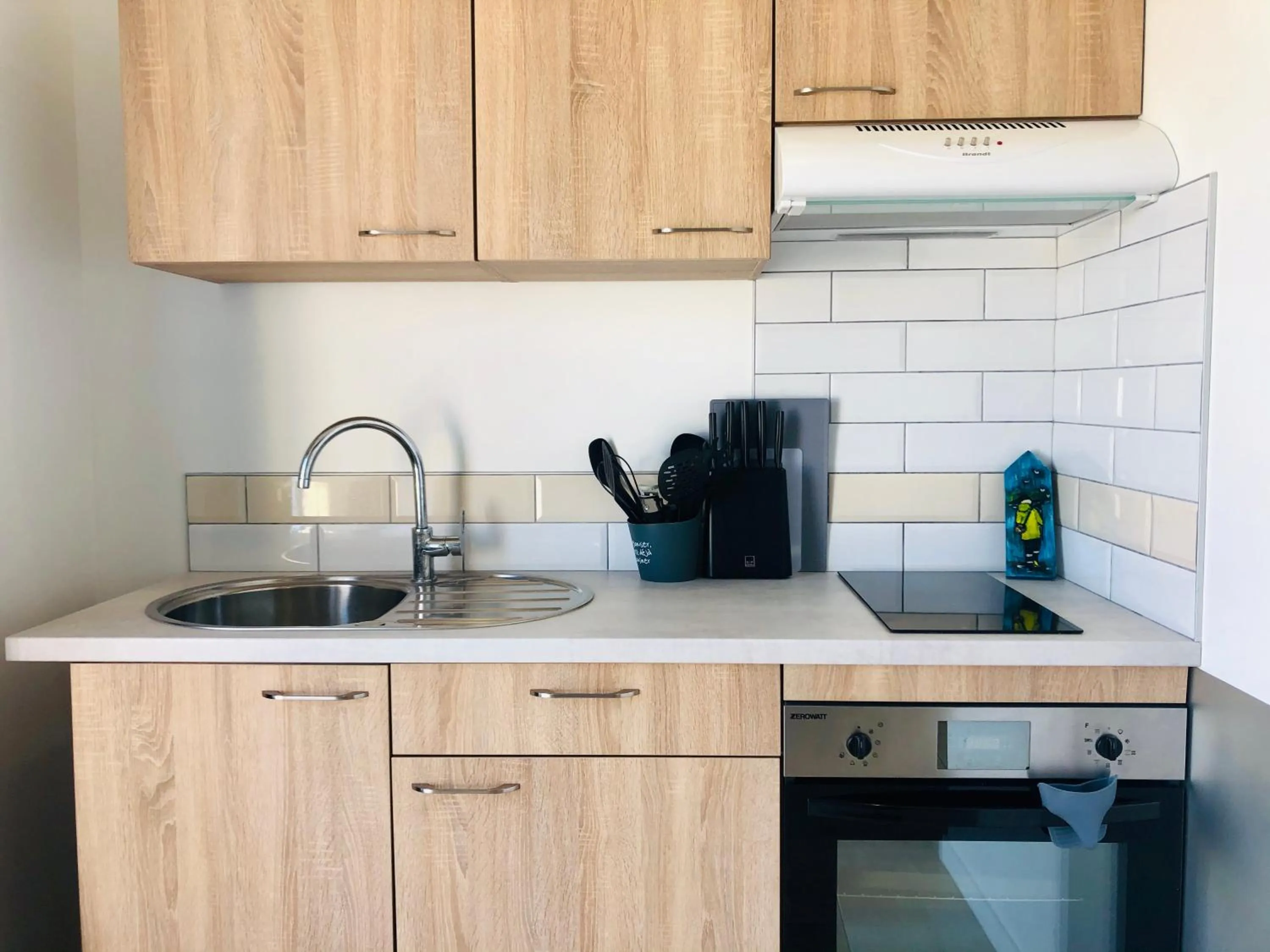 Kitchen or kitchenette in Clos des Aigrettes -6 Gîtes de charme et confort à 30m du Port de La Cotinière