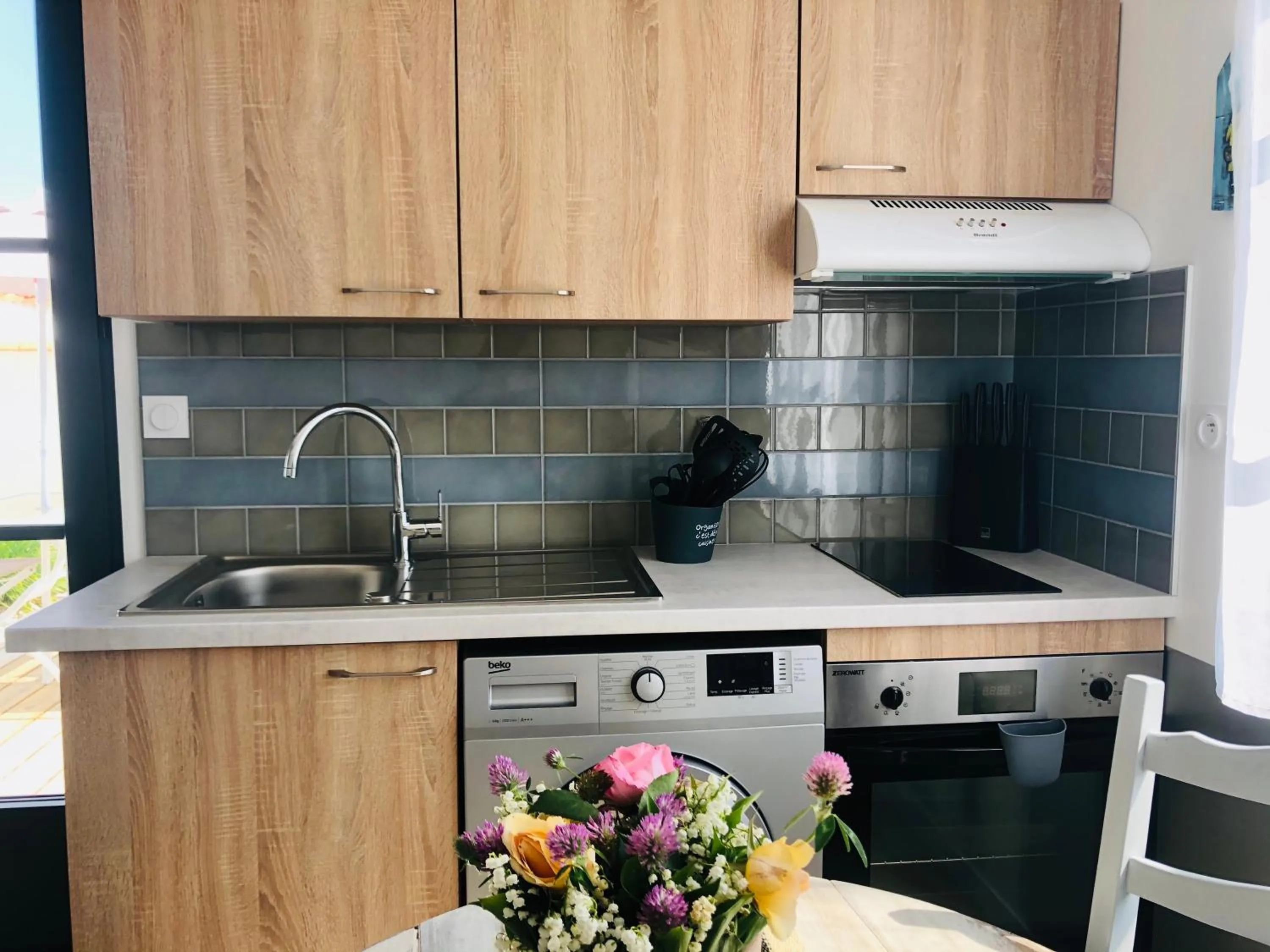 Kitchen or kitchenette in Clos des Aigrettes -6 Gîtes de charme et confort à 30m du Port de La Cotinière