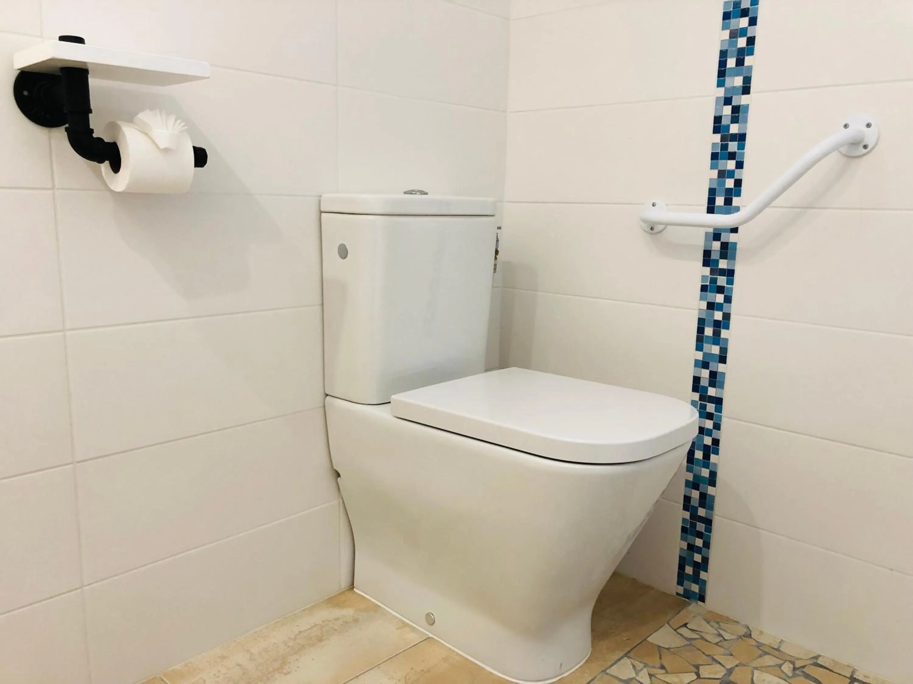 Toilet in Clos des Aigrettes -6 Gîtes de charme et confort à 30m du Port de La Cotinière