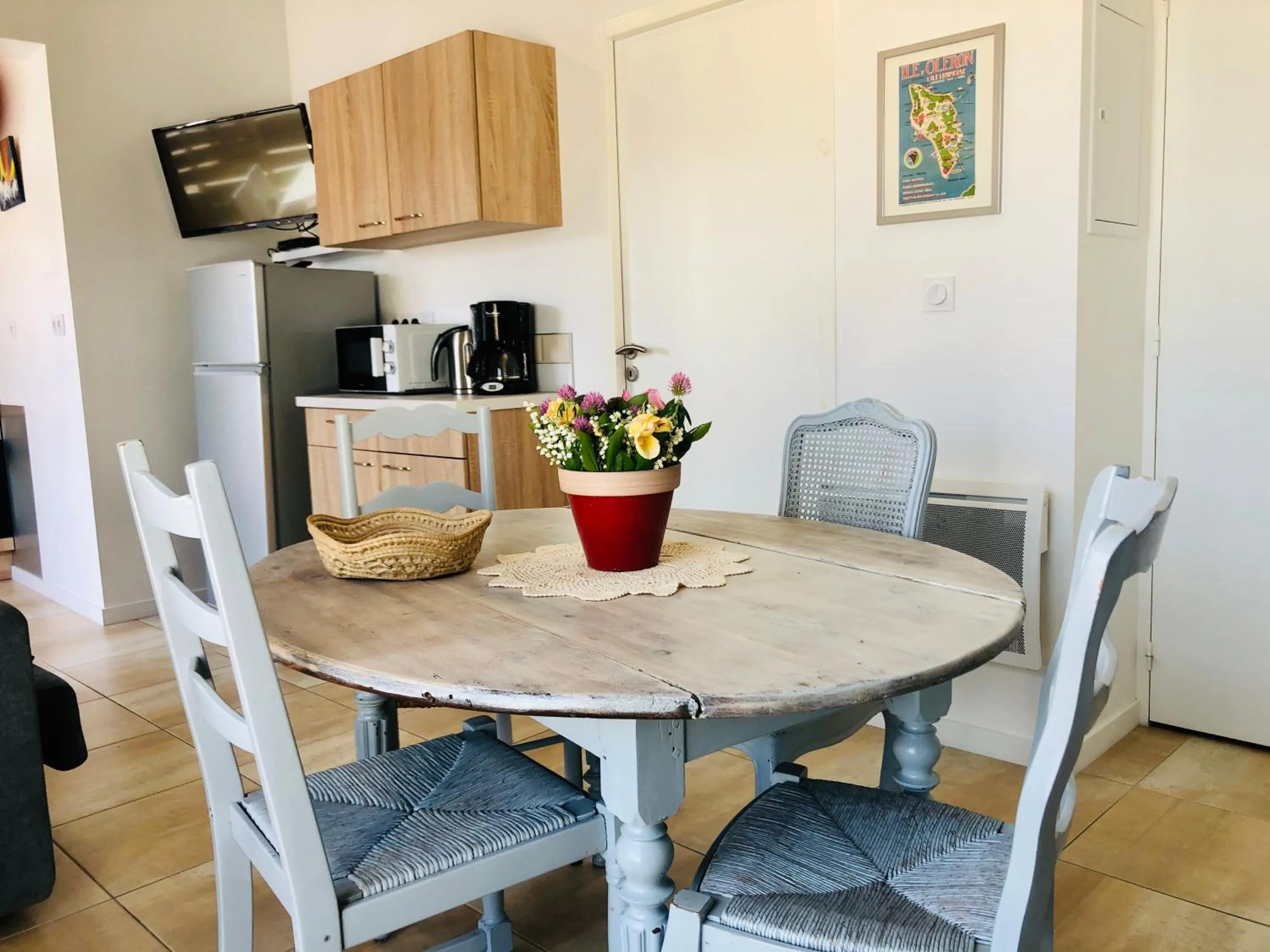 Meals in Clos des Aigrettes -6 Gîtes de charme et confort à 30m du Port de La Cotinière