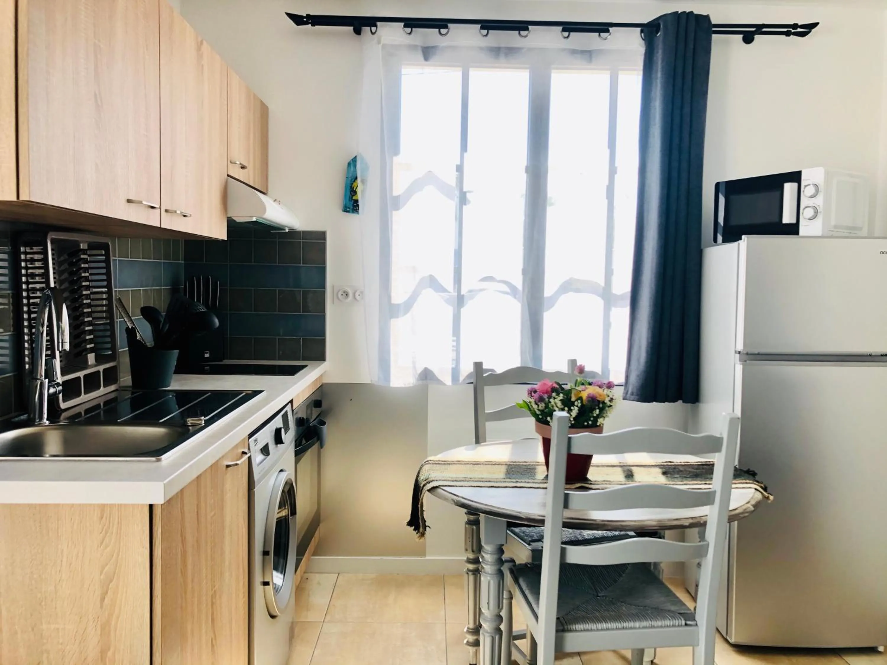 Kitchen or kitchenette in Clos des Aigrettes -6 Gîtes de charme et confort à 30m du Port de La Cotinière