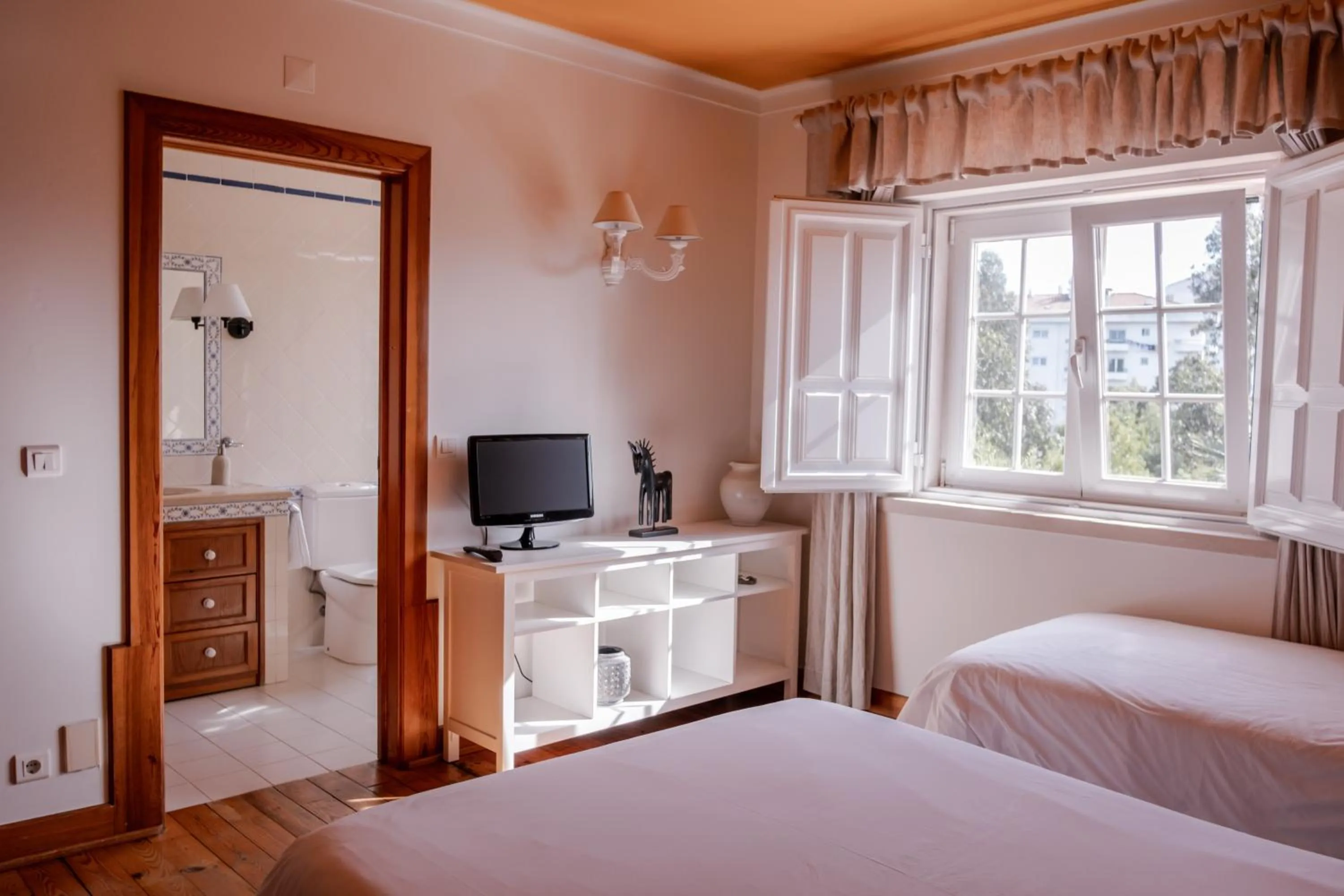 Bathroom, Bed in Magnolia B&B