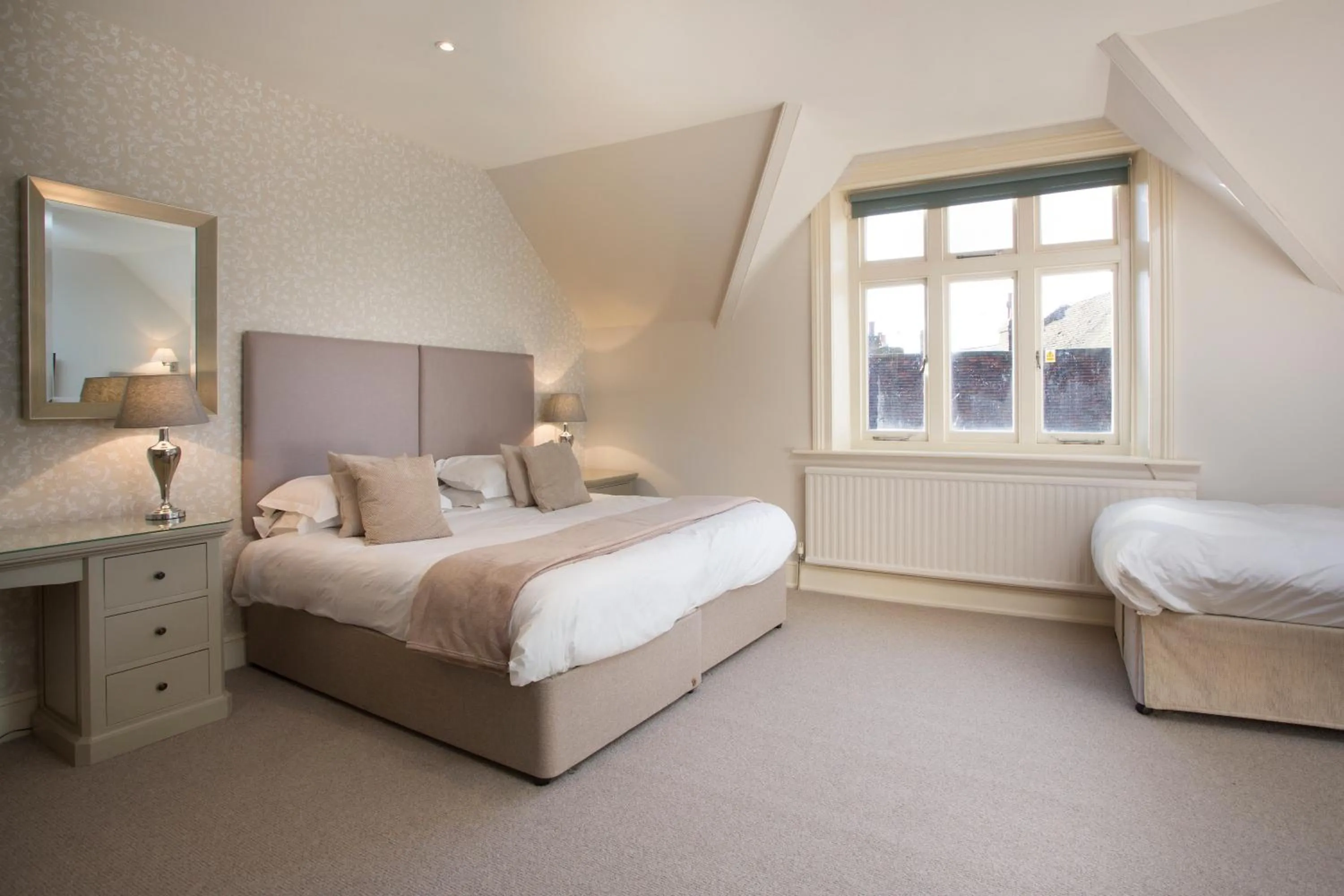 Day, Bed in The Bell Hotel