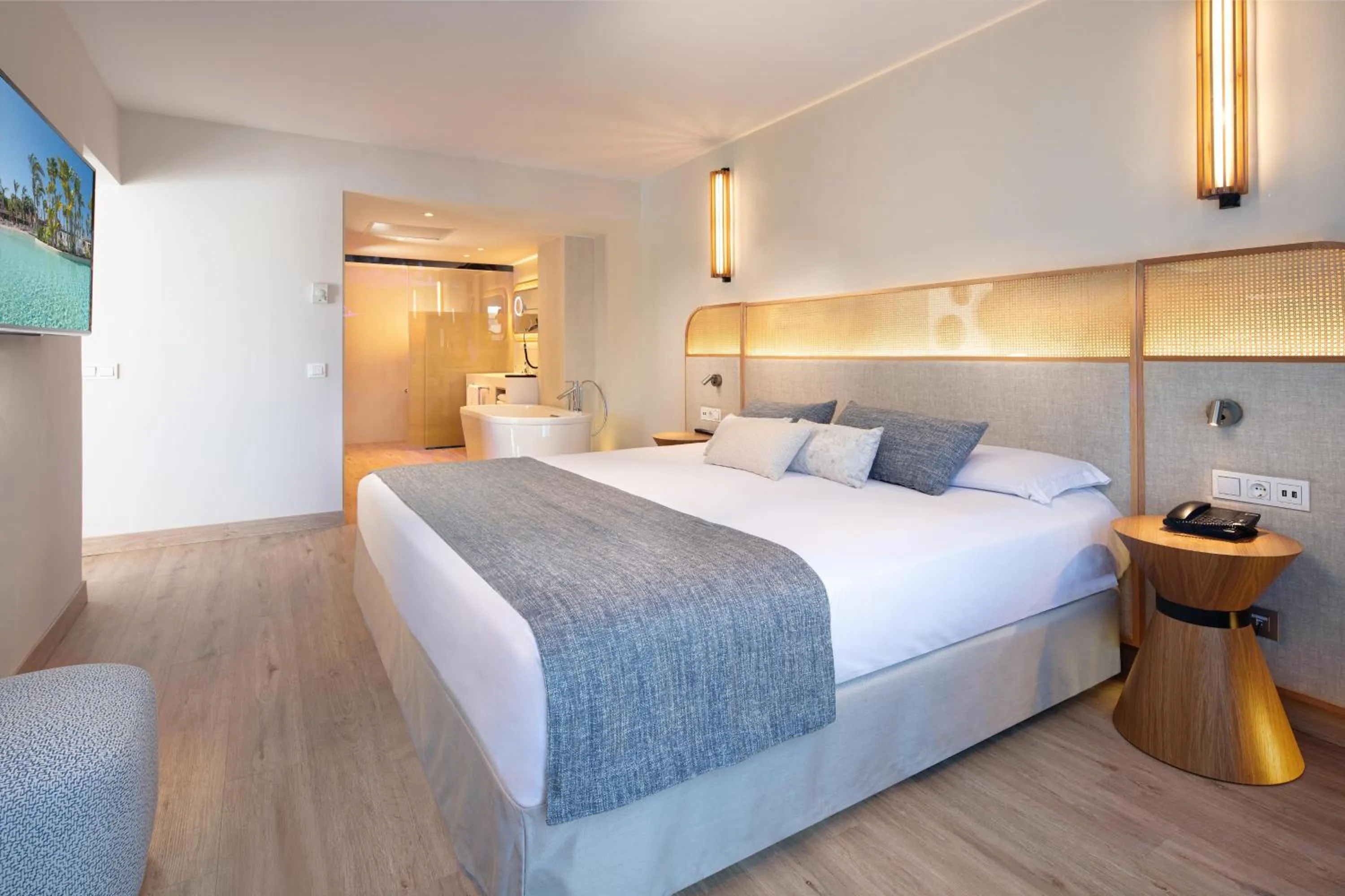 Bathroom, Bed in Maspalomas Princess