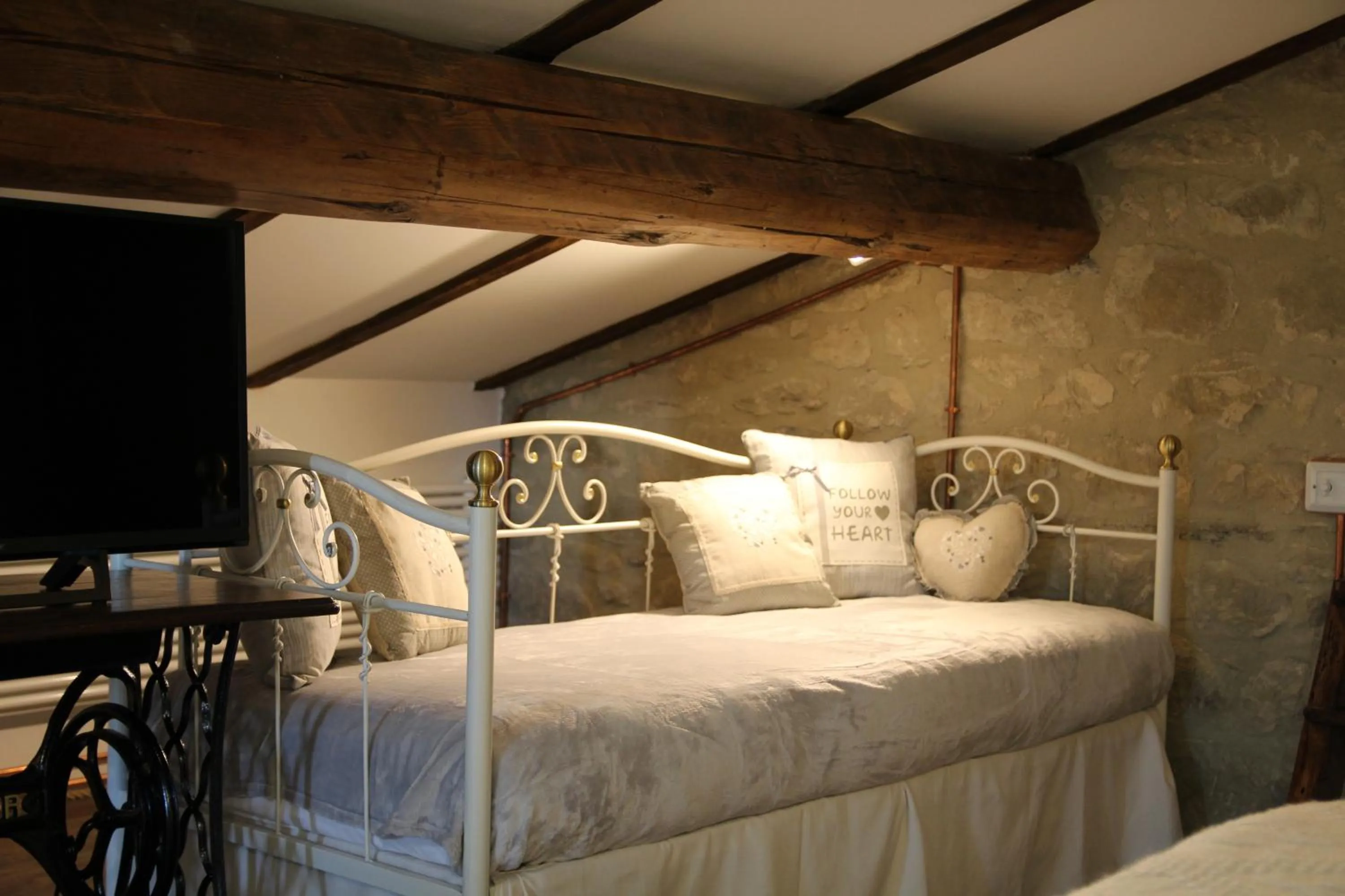 Bed in A 5 min dalla Rocchetta Mattei - B&B Antico Mulino