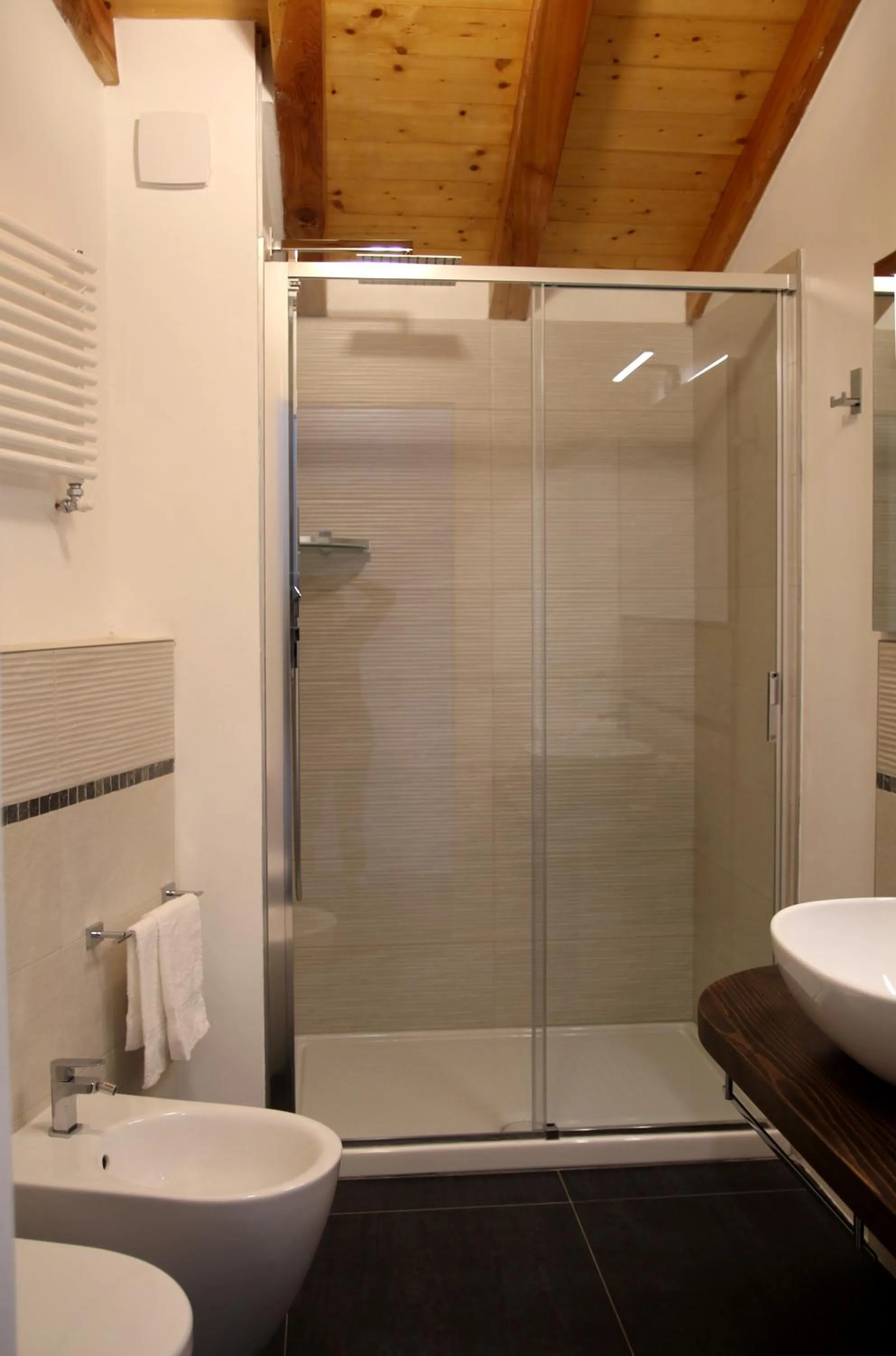 Shower in A 5 min dalla Rocchetta Mattei - B&B Antico Mulino