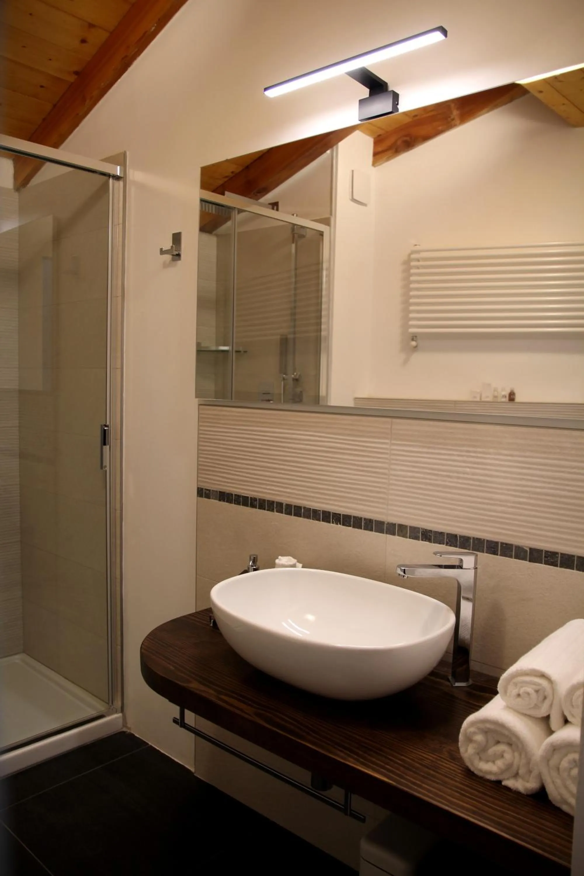 Shower in A 5 min dalla Rocchetta Mattei - B&B Antico Mulino