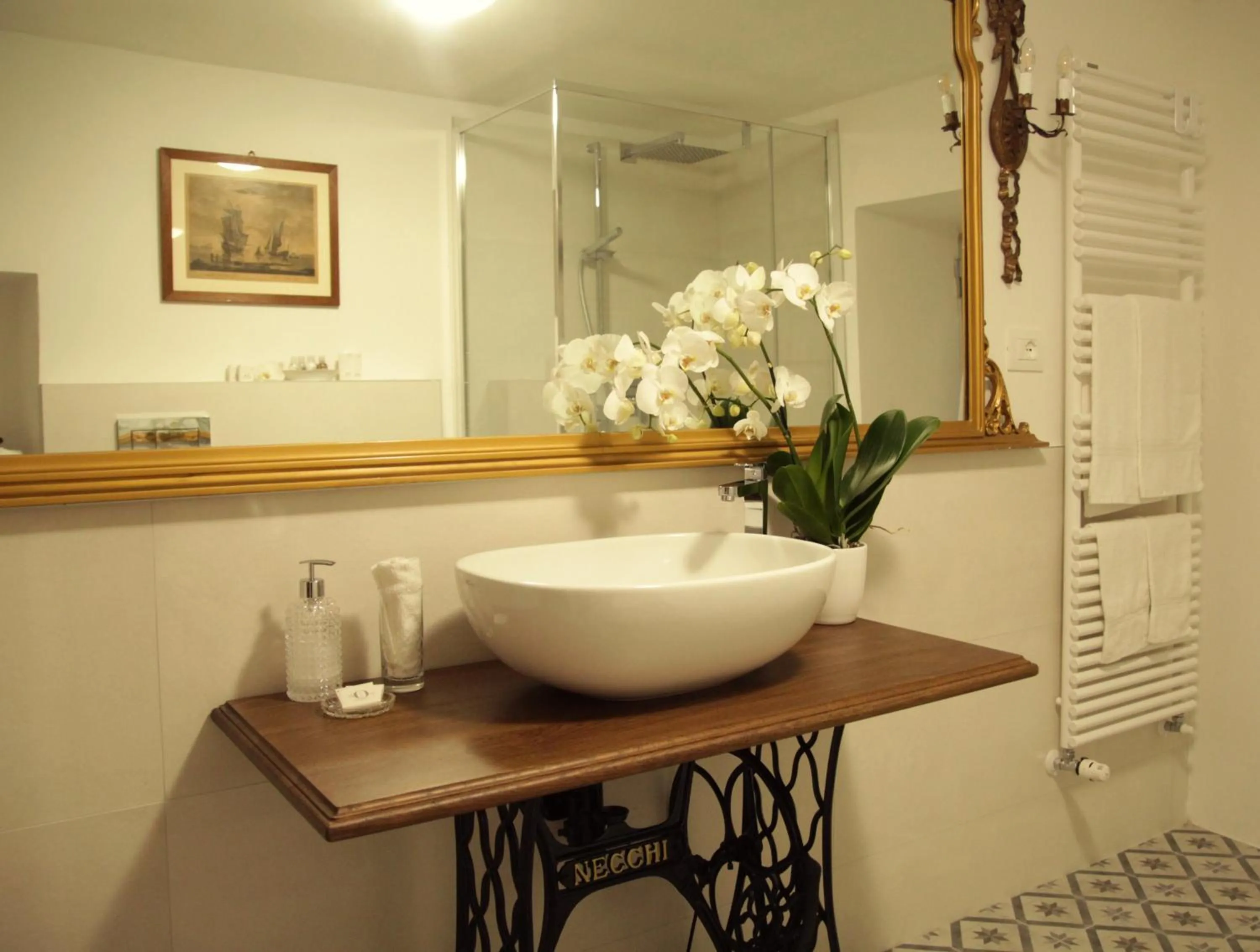 Shower in A 5 min dalla Rocchetta Mattei - B&B Antico Mulino