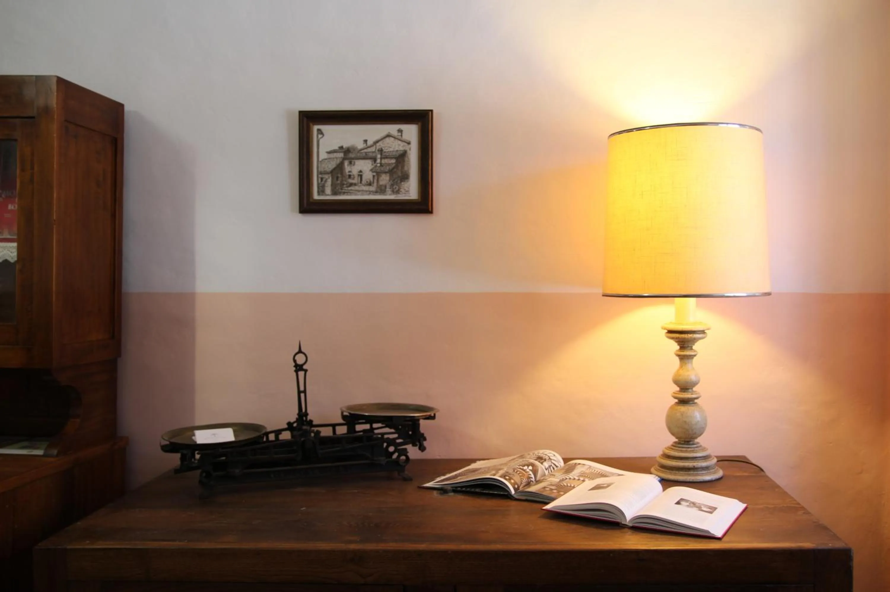 Lobby or reception in A 5 min dalla Rocchetta Mattei - B&B Antico Mulino