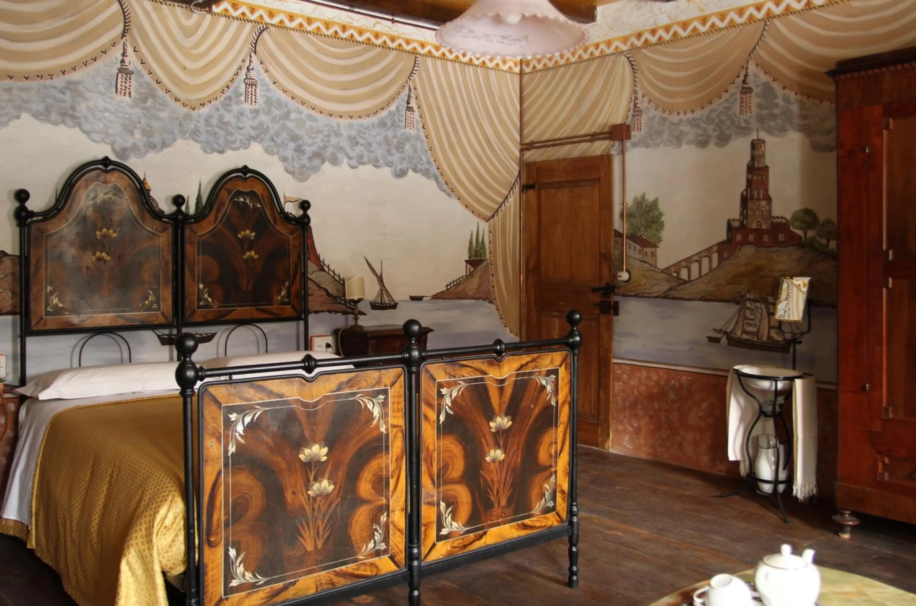 Bedroom, Bed in A 5 min dalla Rocchetta Mattei - B&B Antico Mulino