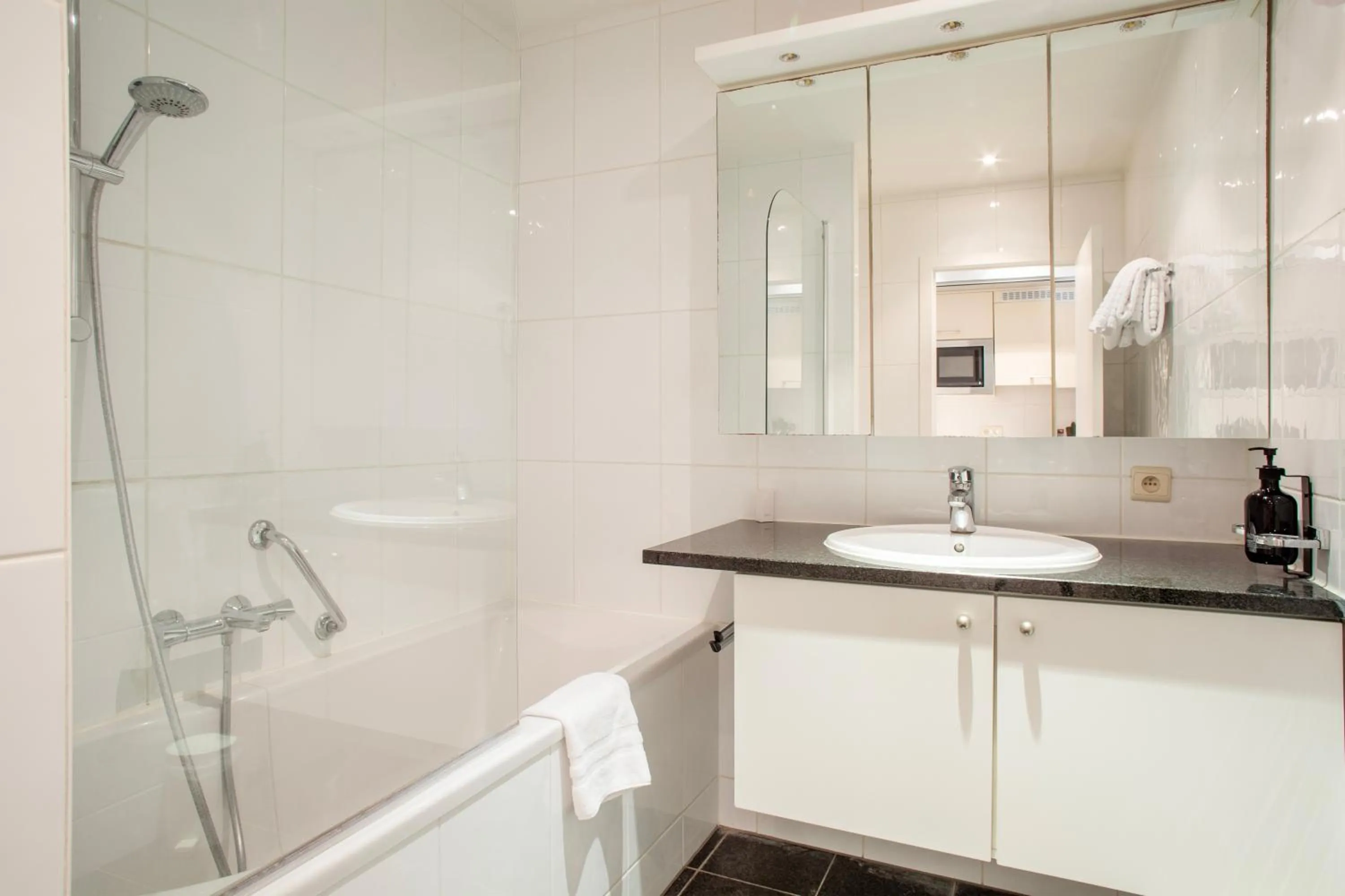 Shower in Diamant Suites Brussels EU