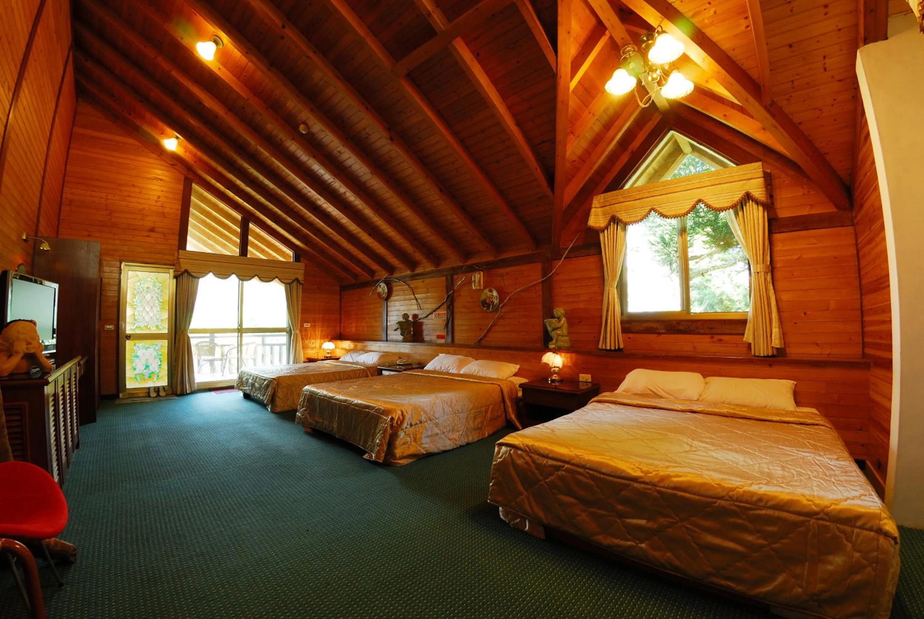 Bed in Shinmingshan Holiday Inn