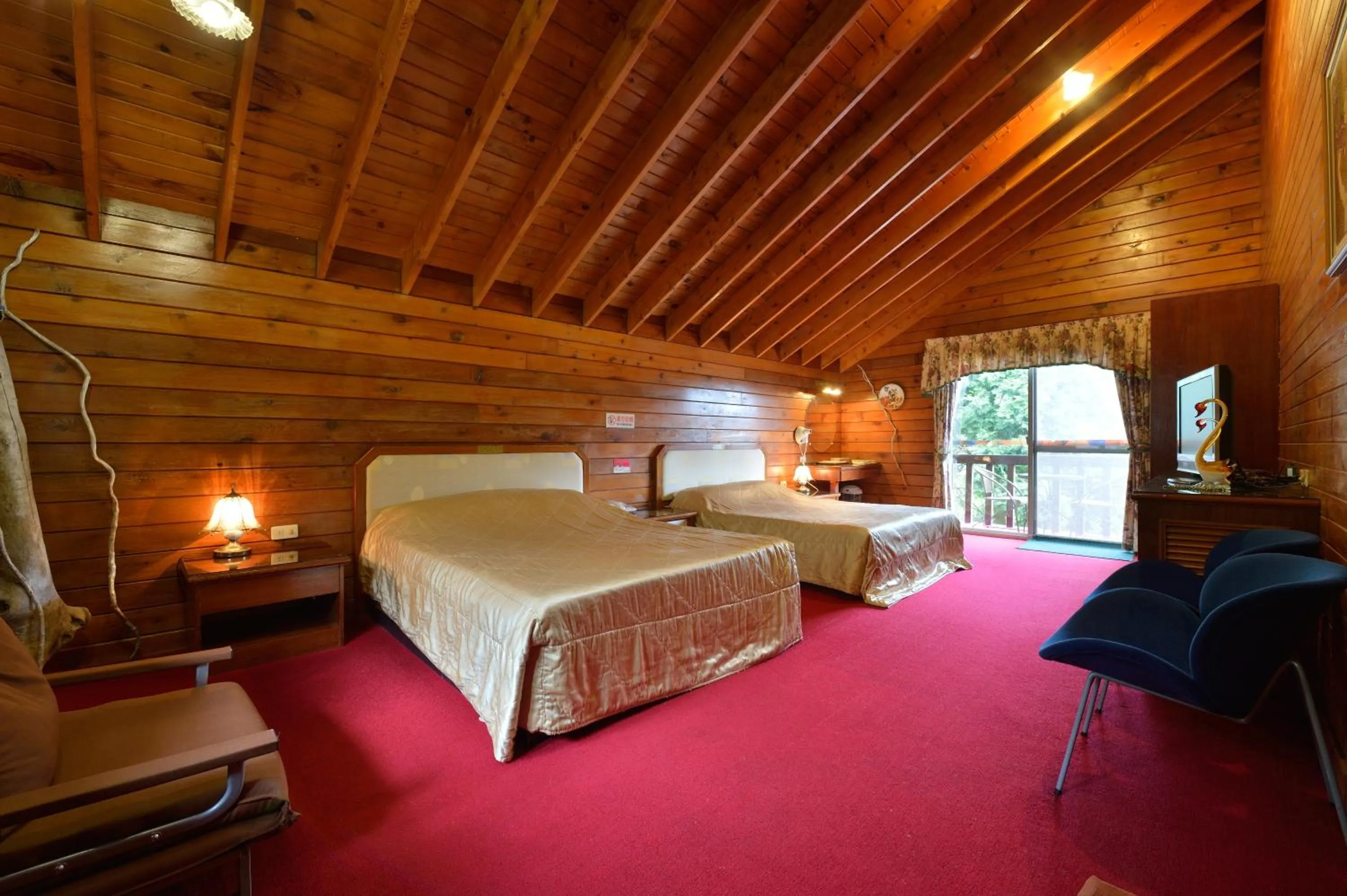 Bed in Shinmingshan Holiday Inn