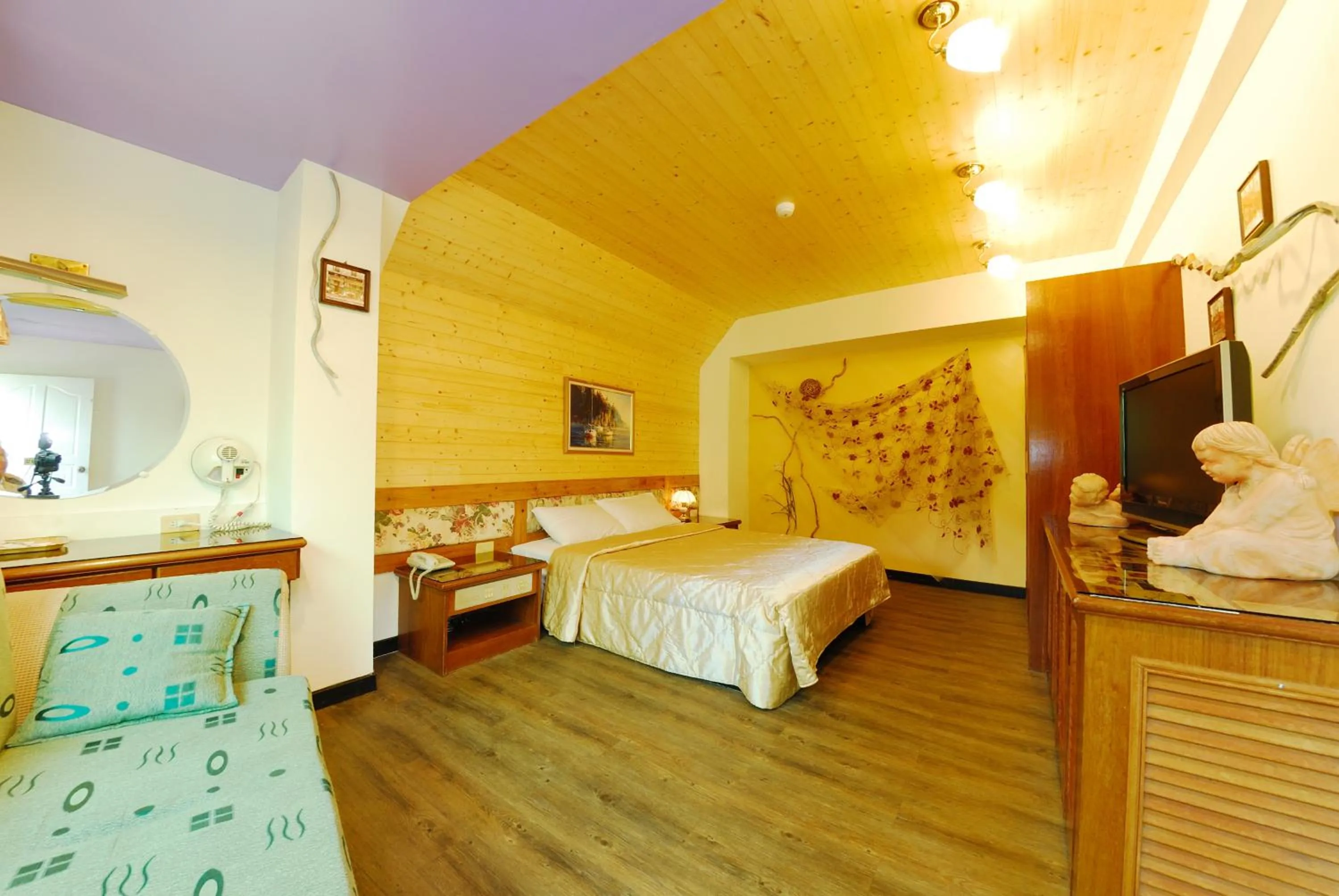 Bed in Shinmingshan Holiday Inn