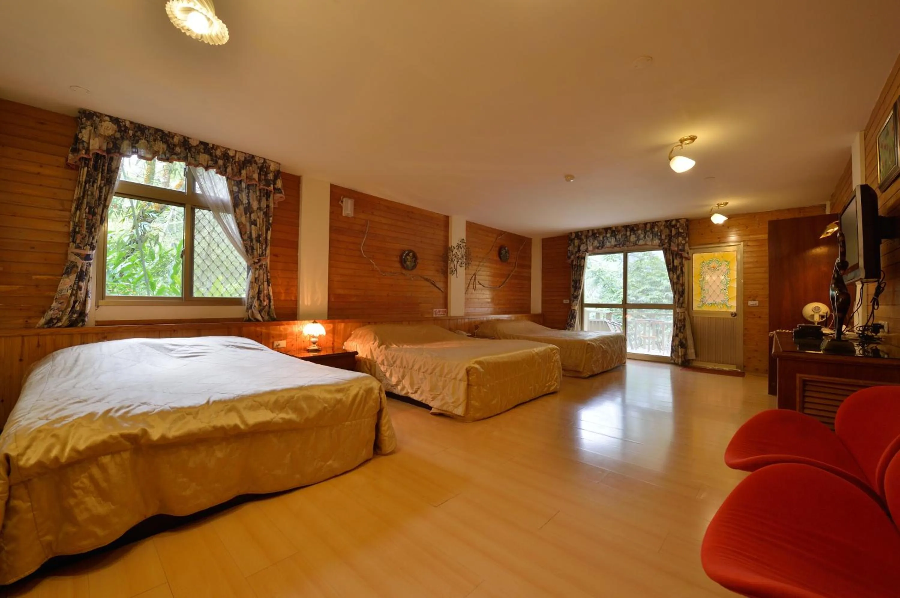 Bed in Shinmingshan Holiday Inn