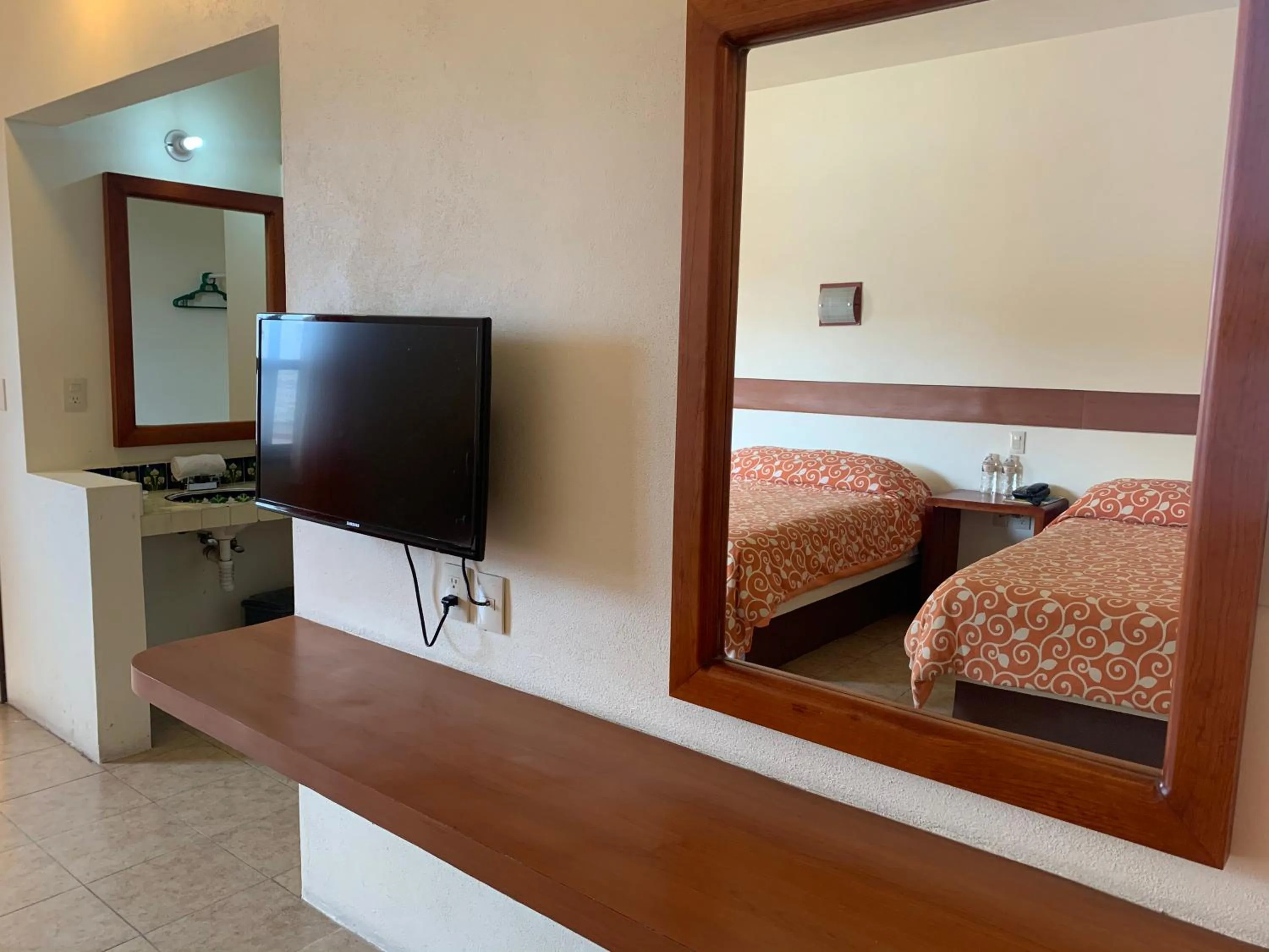 Text overlay, Bed in Hotel Posada Don Ramon