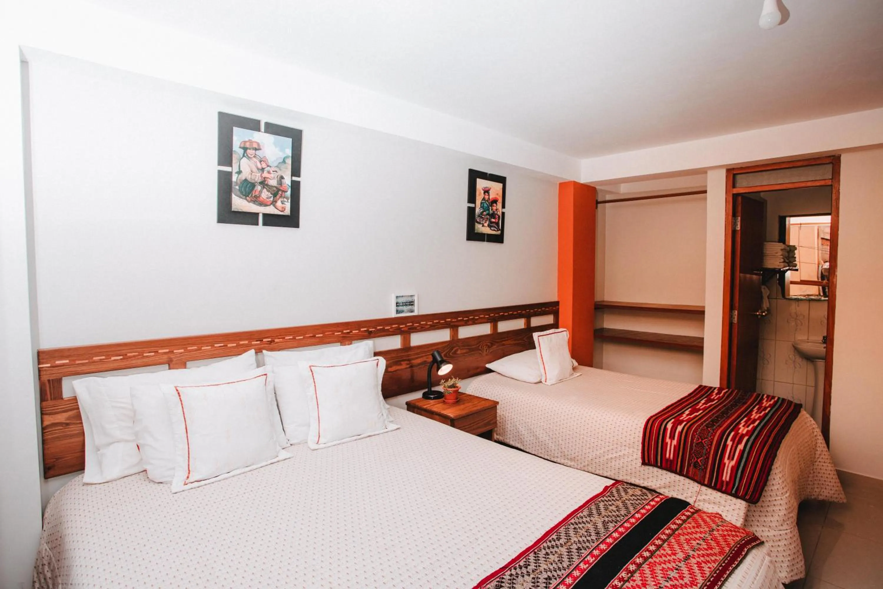 Photo of the whole room, Bed in Dreams House Cusco