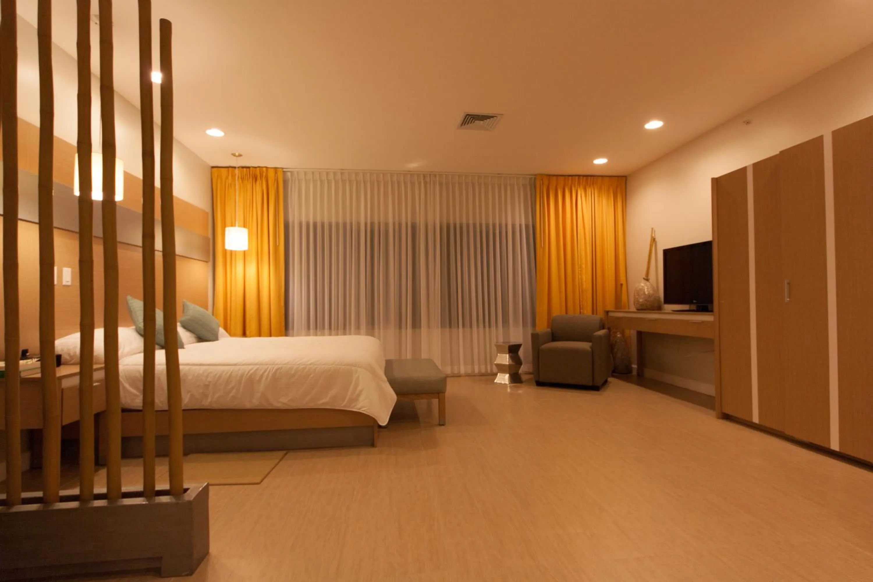 Photo of the whole room, Bed in Hotel Royal Oasis