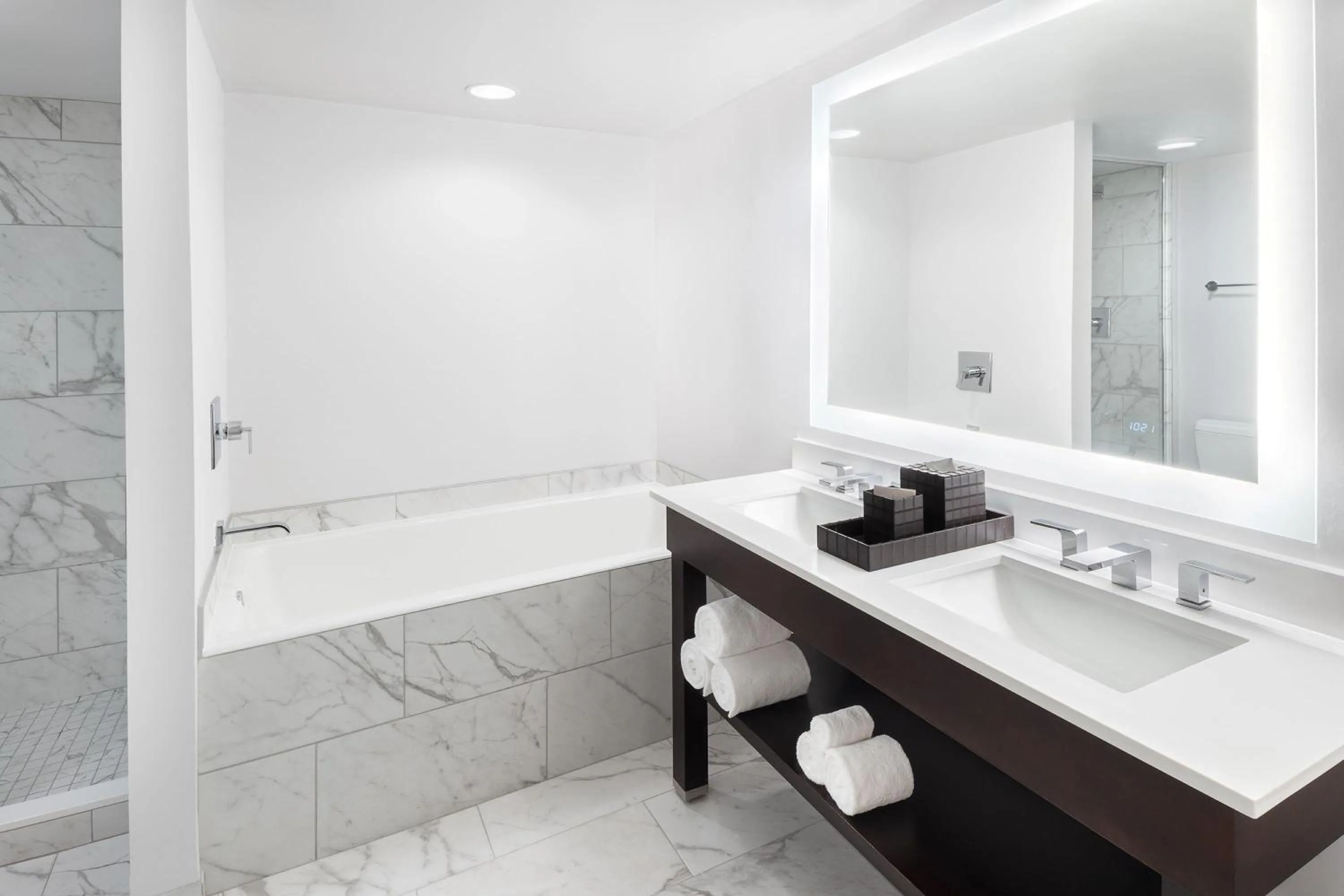 Bathroom in Hyatt Regency Schaumburg Chicago