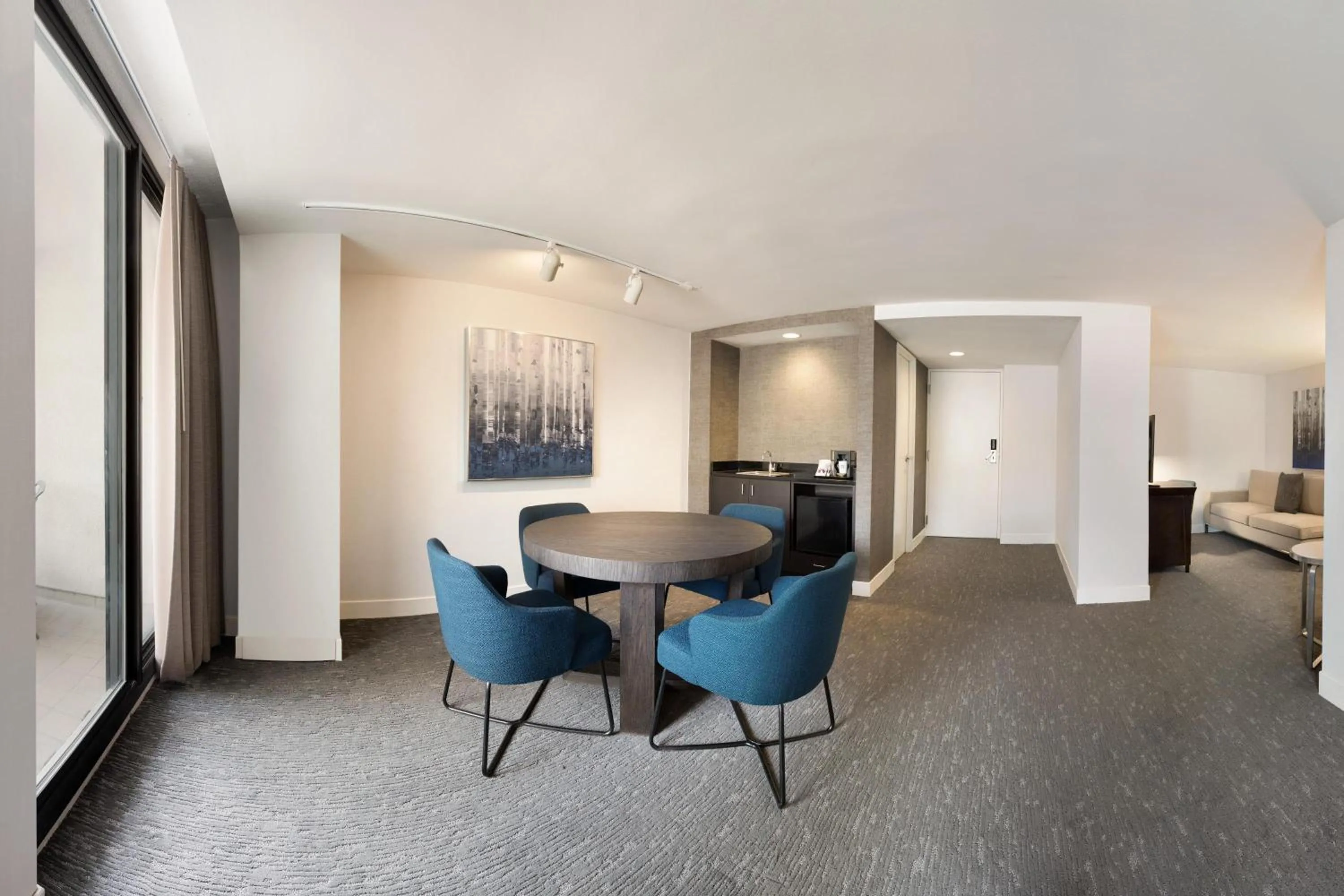 Photo of the whole room in Hyatt Regency Schaumburg Chicago