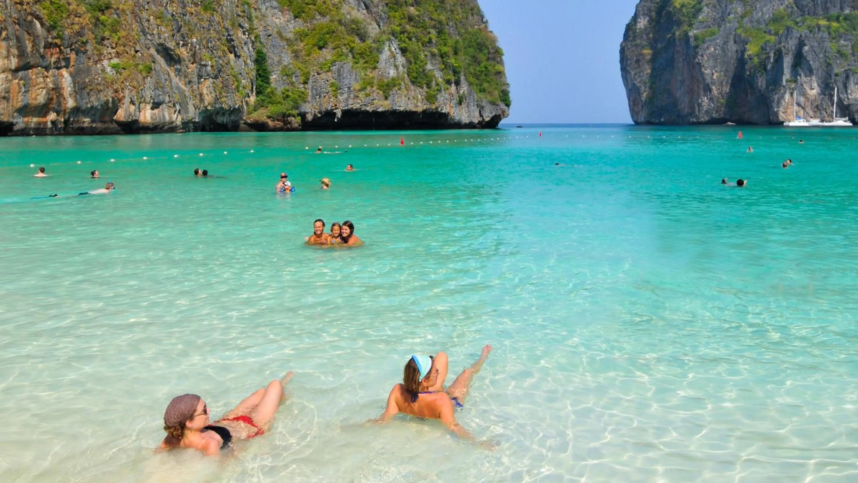 Beach in Phi Phi Holiday Resort