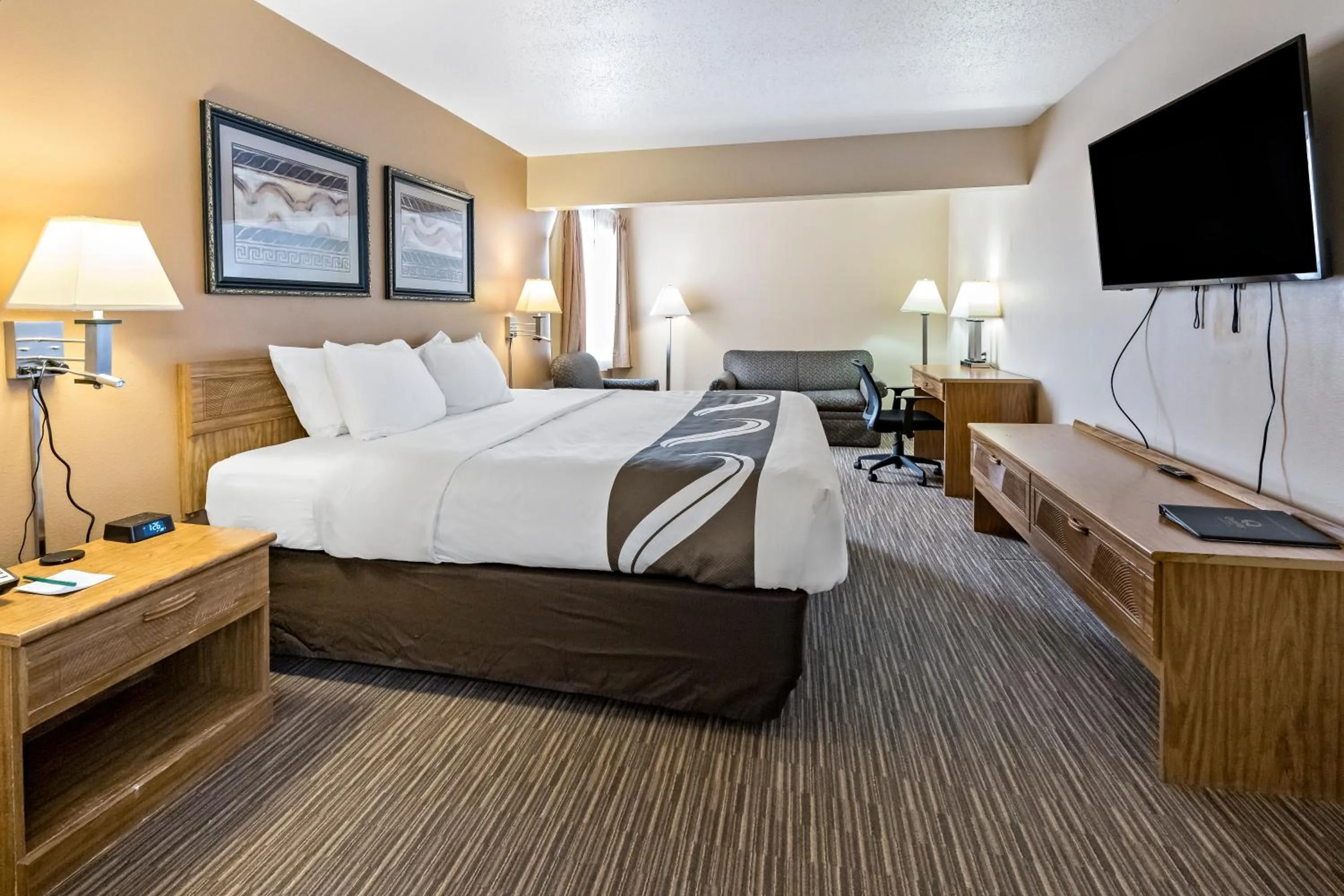 Bed in Quality Inn - Storm Lake