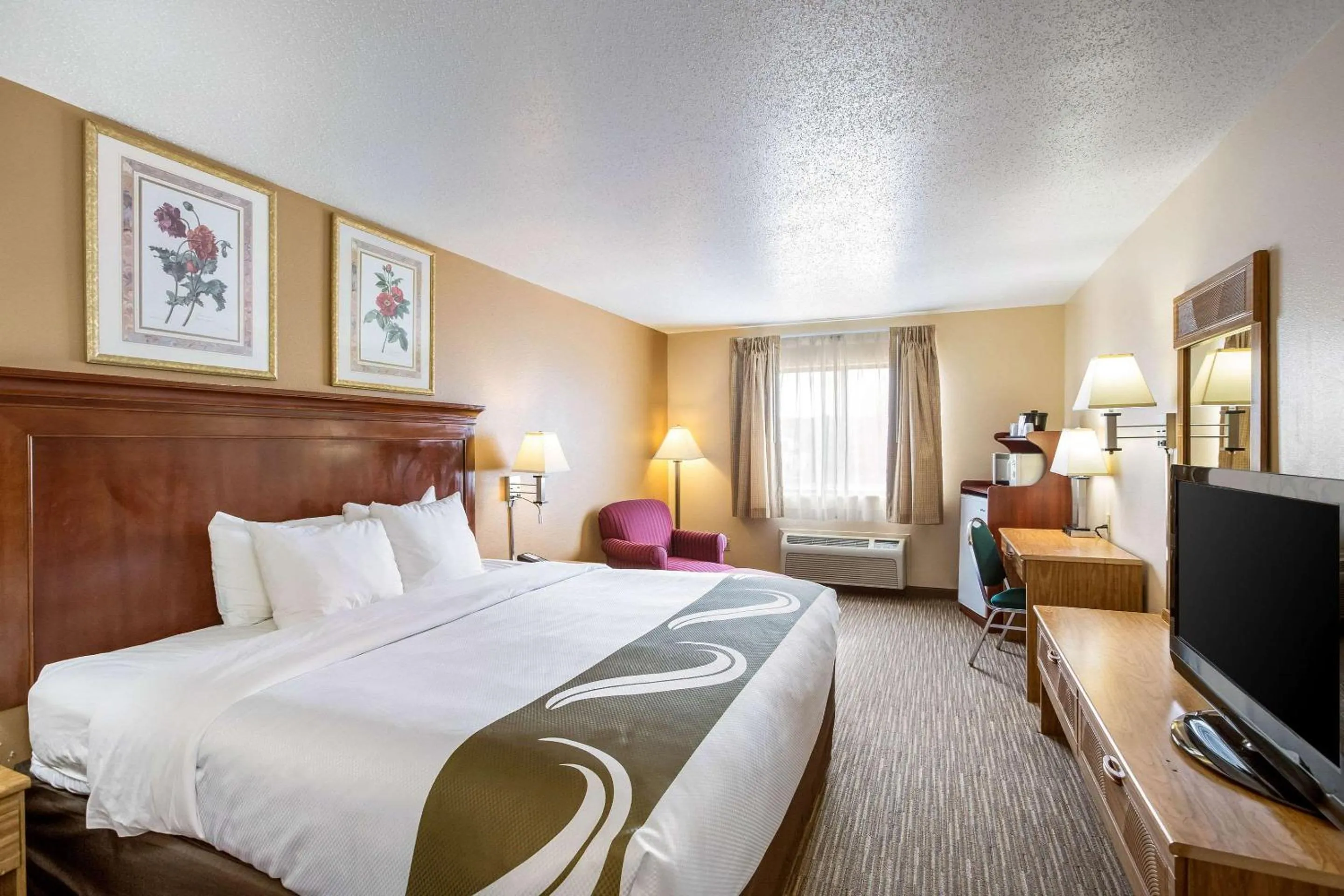 Photo of the whole room, Bed in Quality Inn - Storm Lake