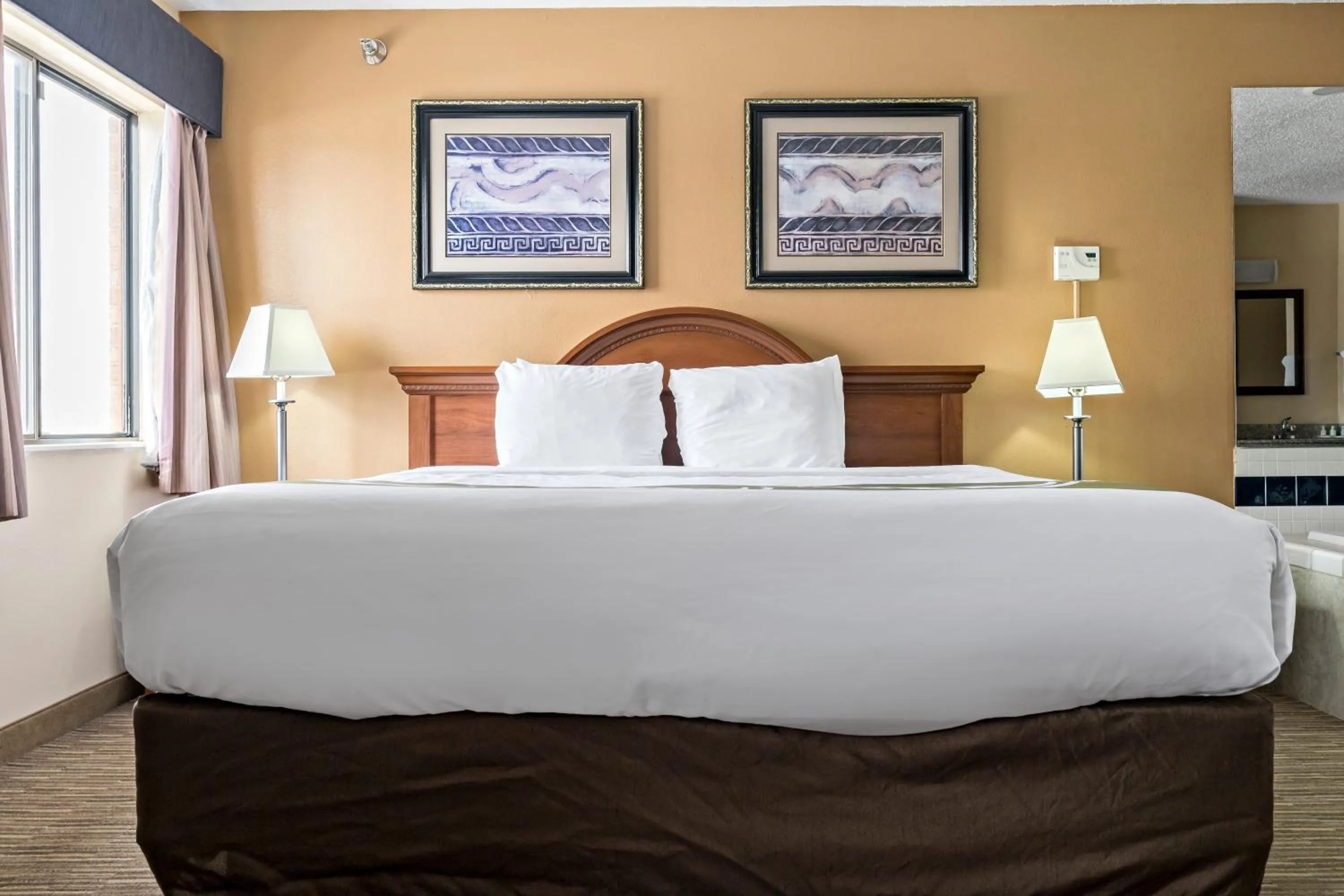 Bed in Quality Inn - Storm Lake