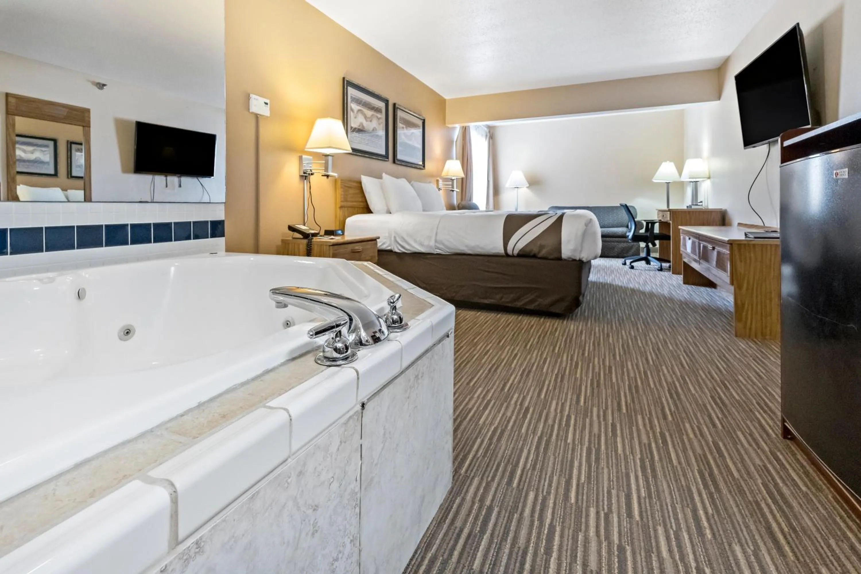 Bedroom, Bed in Quality Inn - Storm Lake